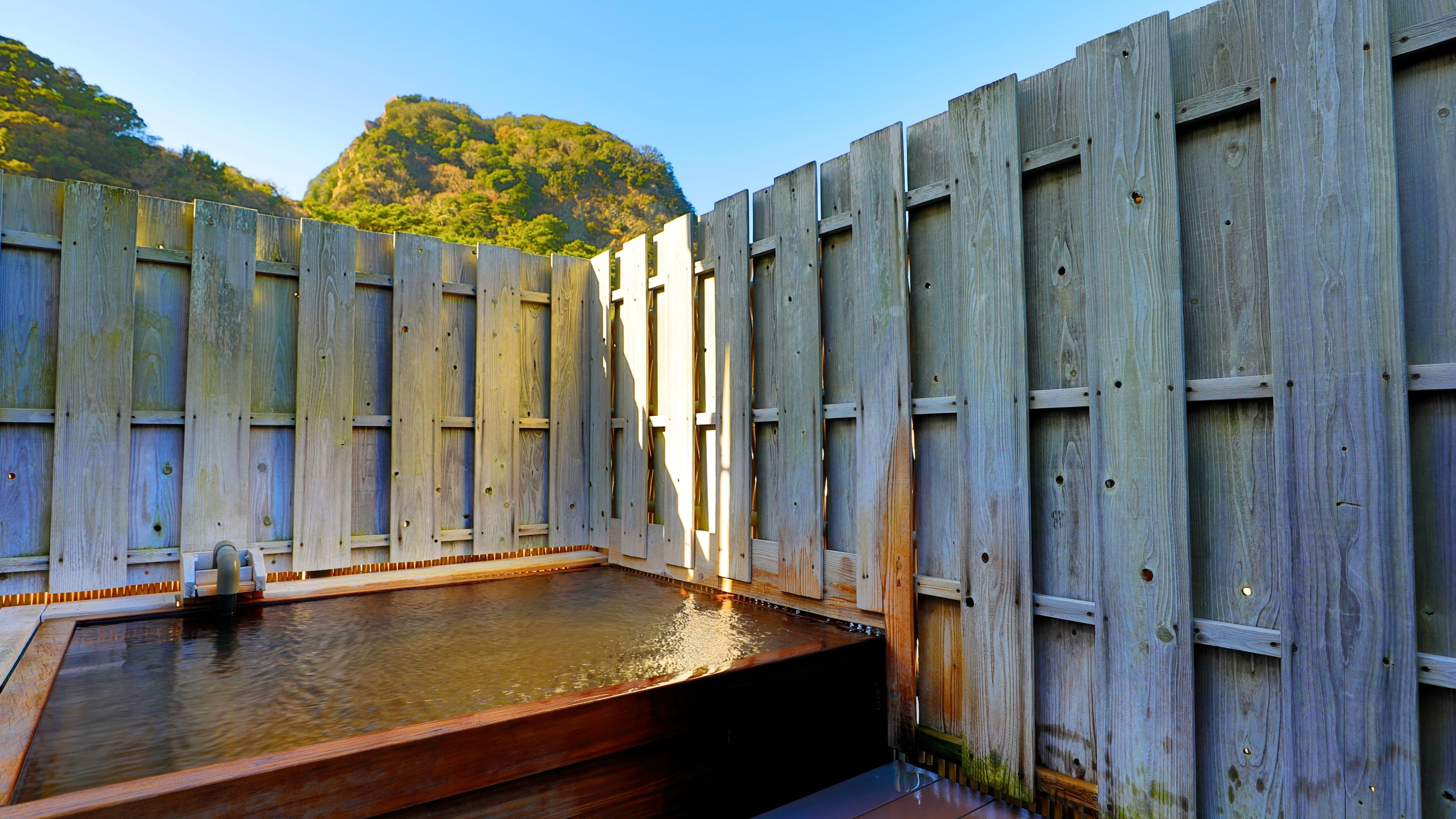 Open-air hot spring bath ◆ The sea is nearby, so you can bathe with the sound of waves in the background.