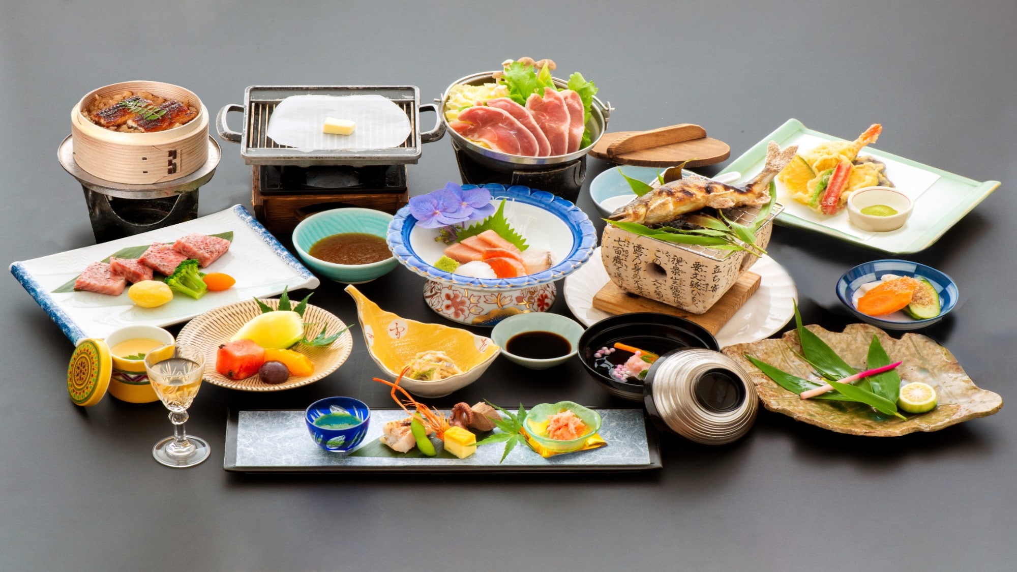 【特別懷石料理】請品嚐日田名產蒸鰻魚、國產黑毛和牛迷你牛排等。