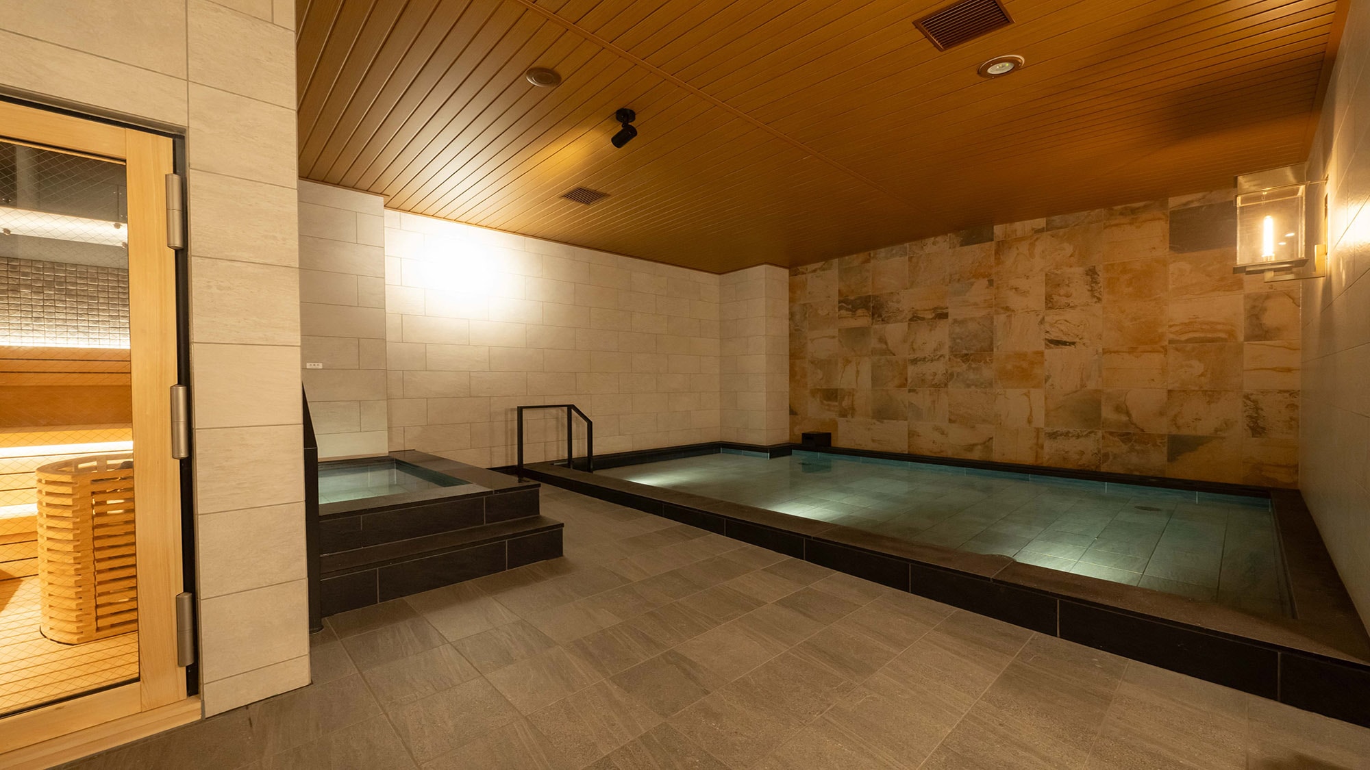 You can soothe your tired body after your trip in the large public bath with plenty of hot water.