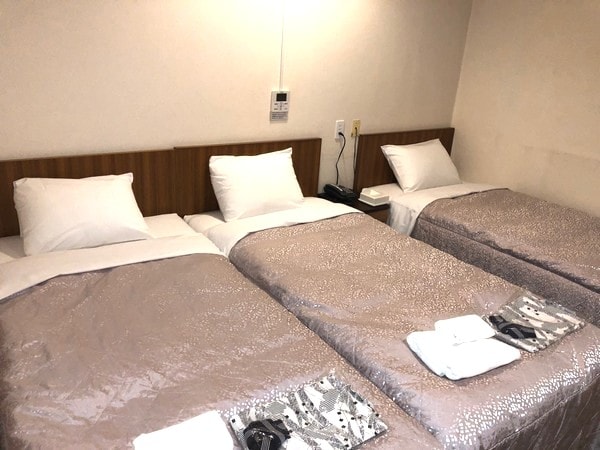 Triple room bed
