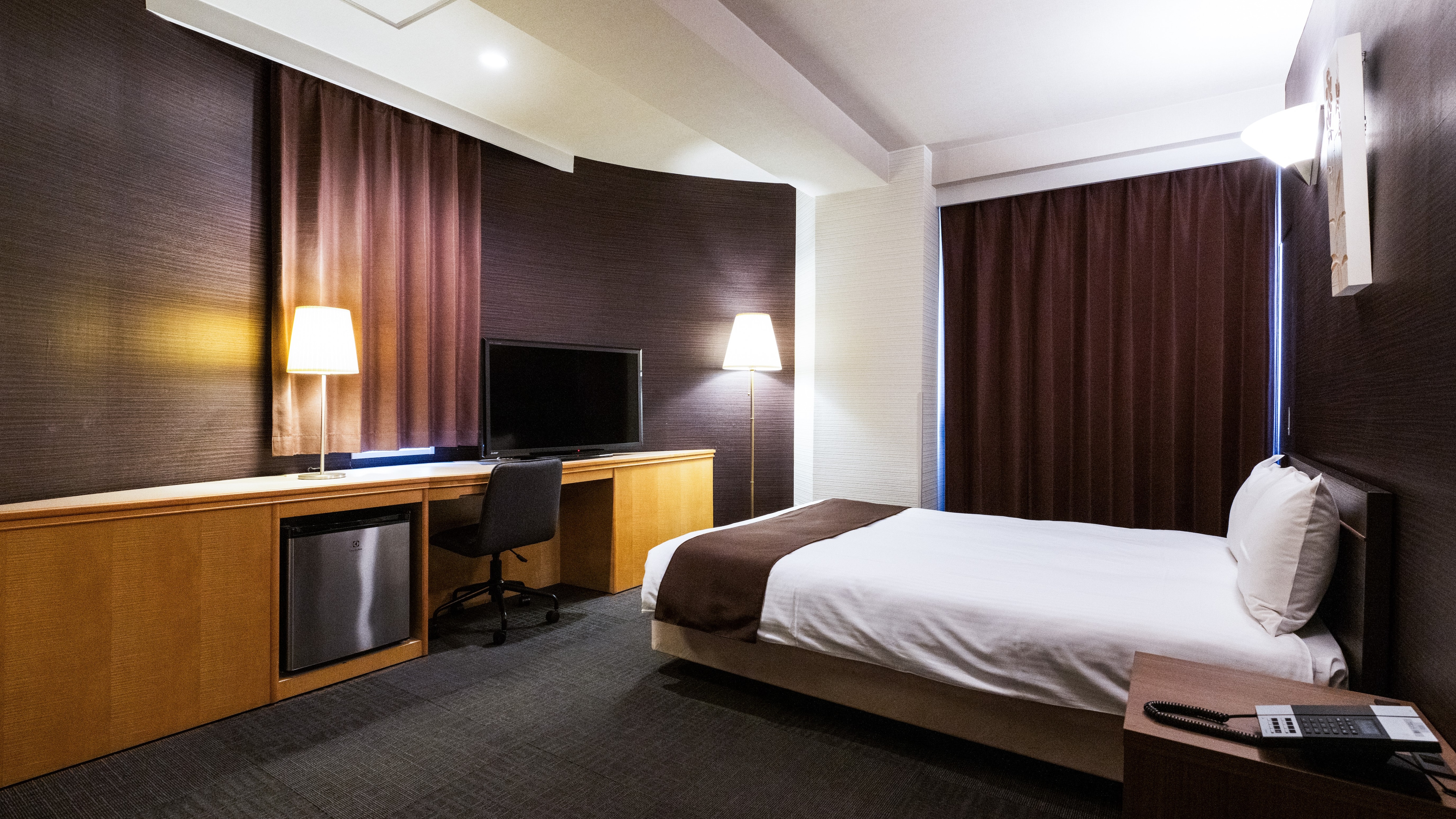 *Double room/separate washbasin: Equipped with a Simmons 140cm wide double bed. Located in the corner of each floor.