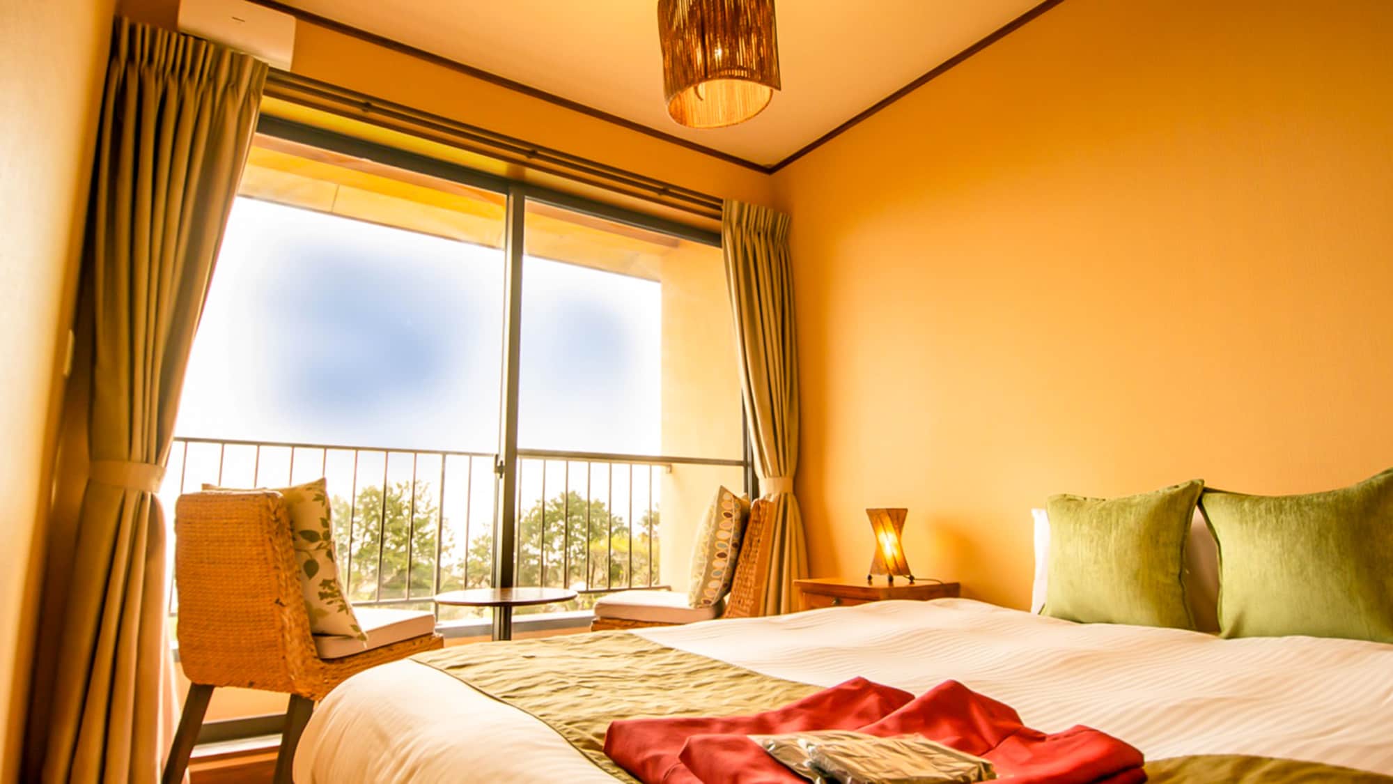 [Wind] You can see the sea from the bedroom