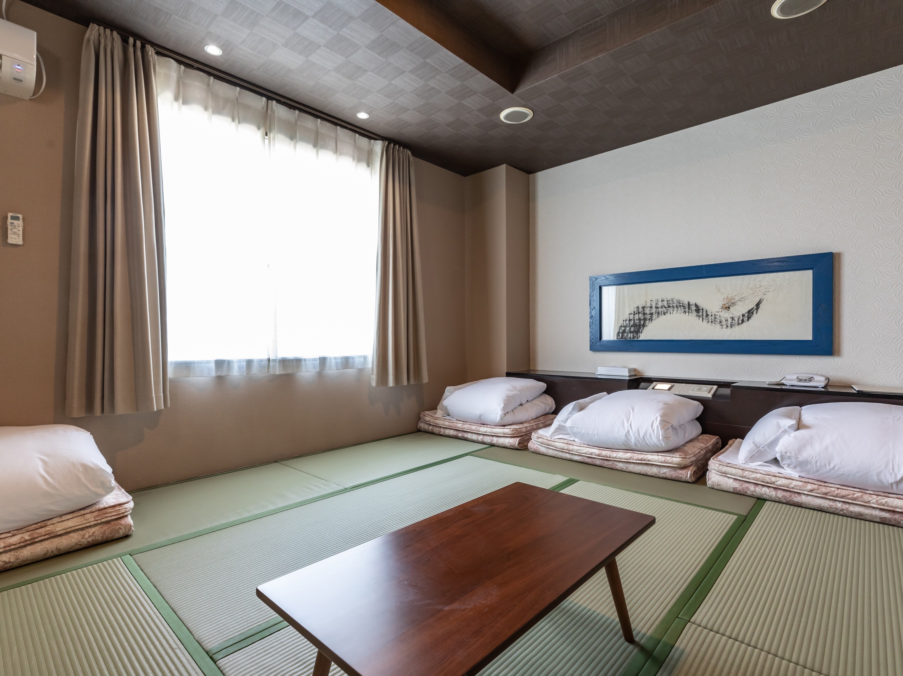 [Smoking] Japanese-style room for 1 to 4 people