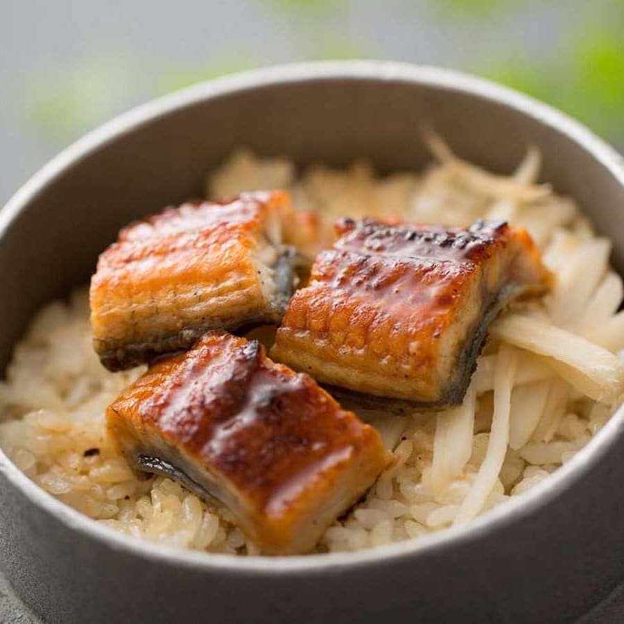 “鰻魚釜飯” 我們的特色菜，是從當地濱名湖新鮮烹製的鰻魚