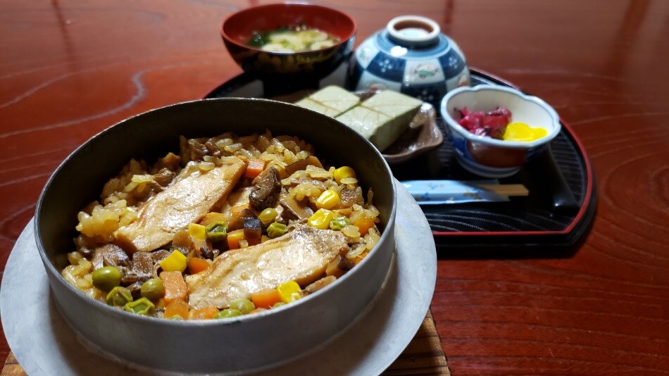 餐点示例：鲷鱼锅饭、柿叶寿司