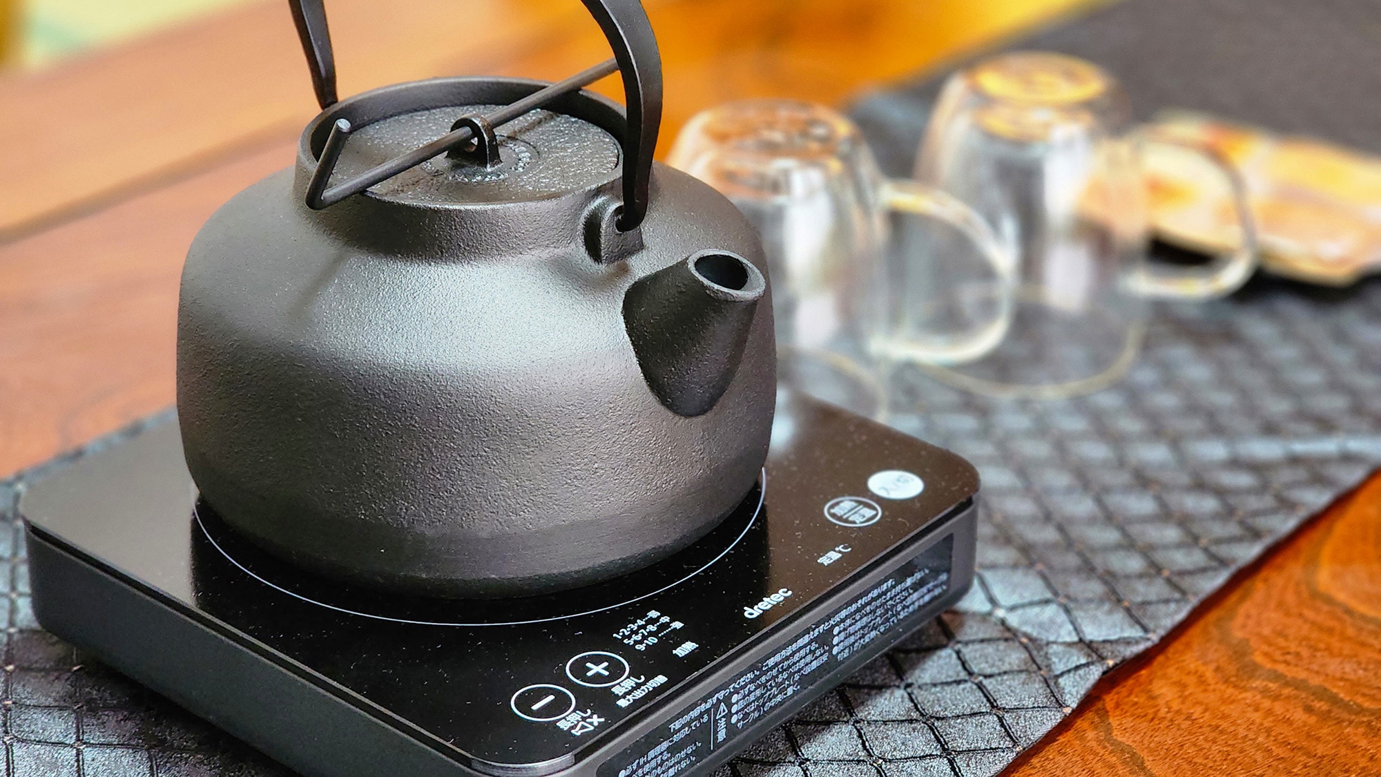 #Japanese-Western style room. You can boil water in a Nambu iron kettle, a traditional craft of Oshu City.