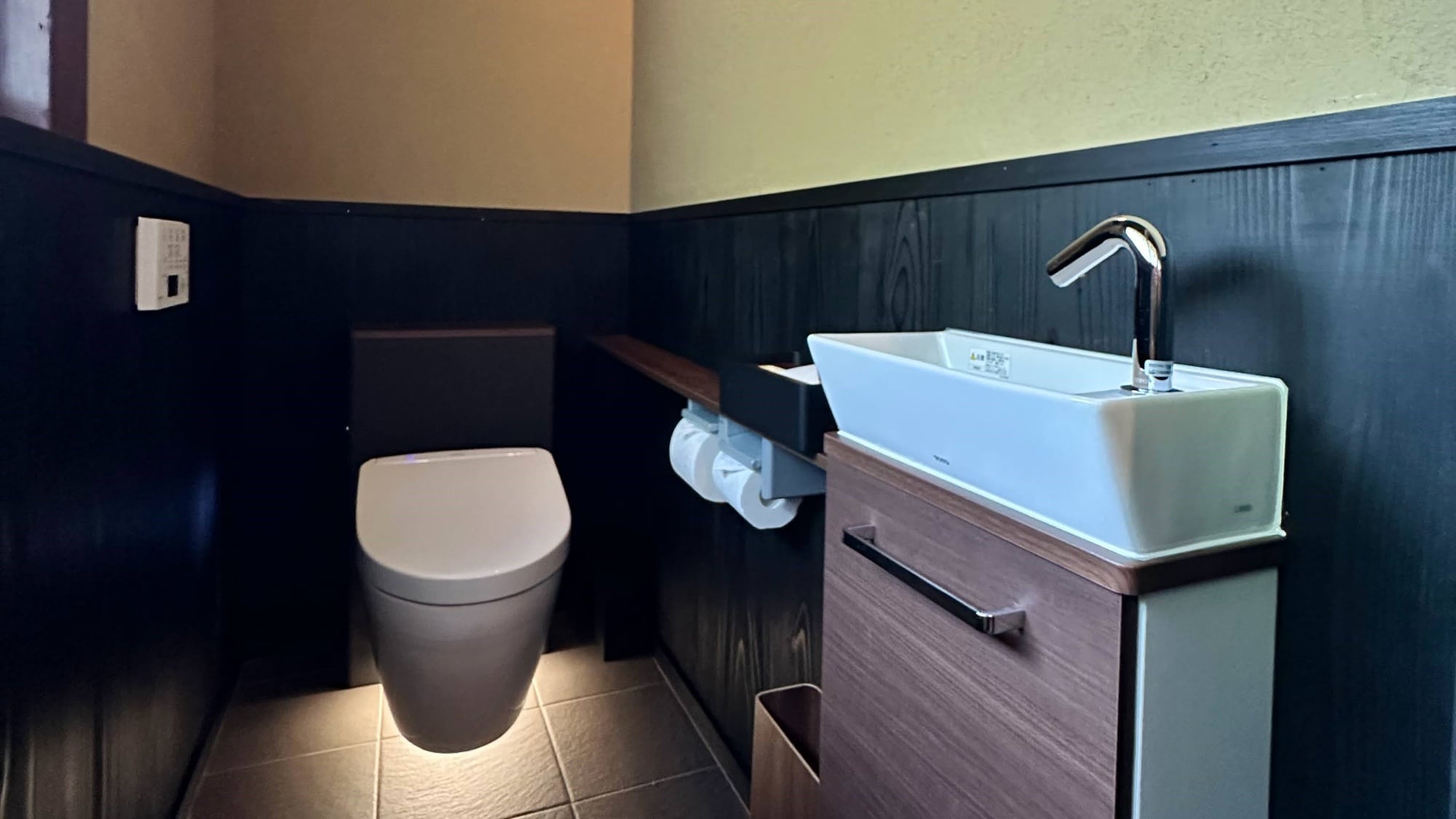 [Hotaru-bi Building, Main House 101] Toilet (with flushing function)