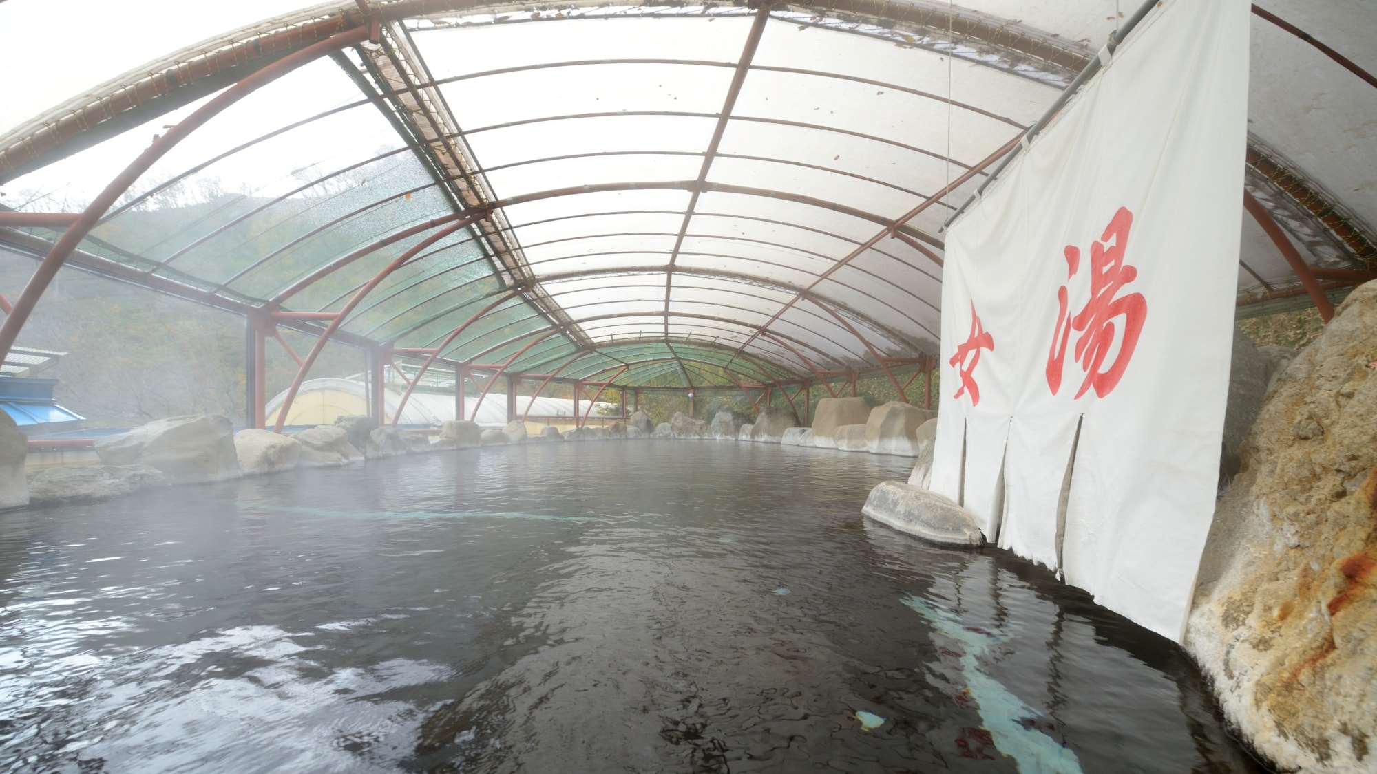 800 liters per minute, 15 meters wide, 23 meters deep, an overwhelming scale, direct from the source