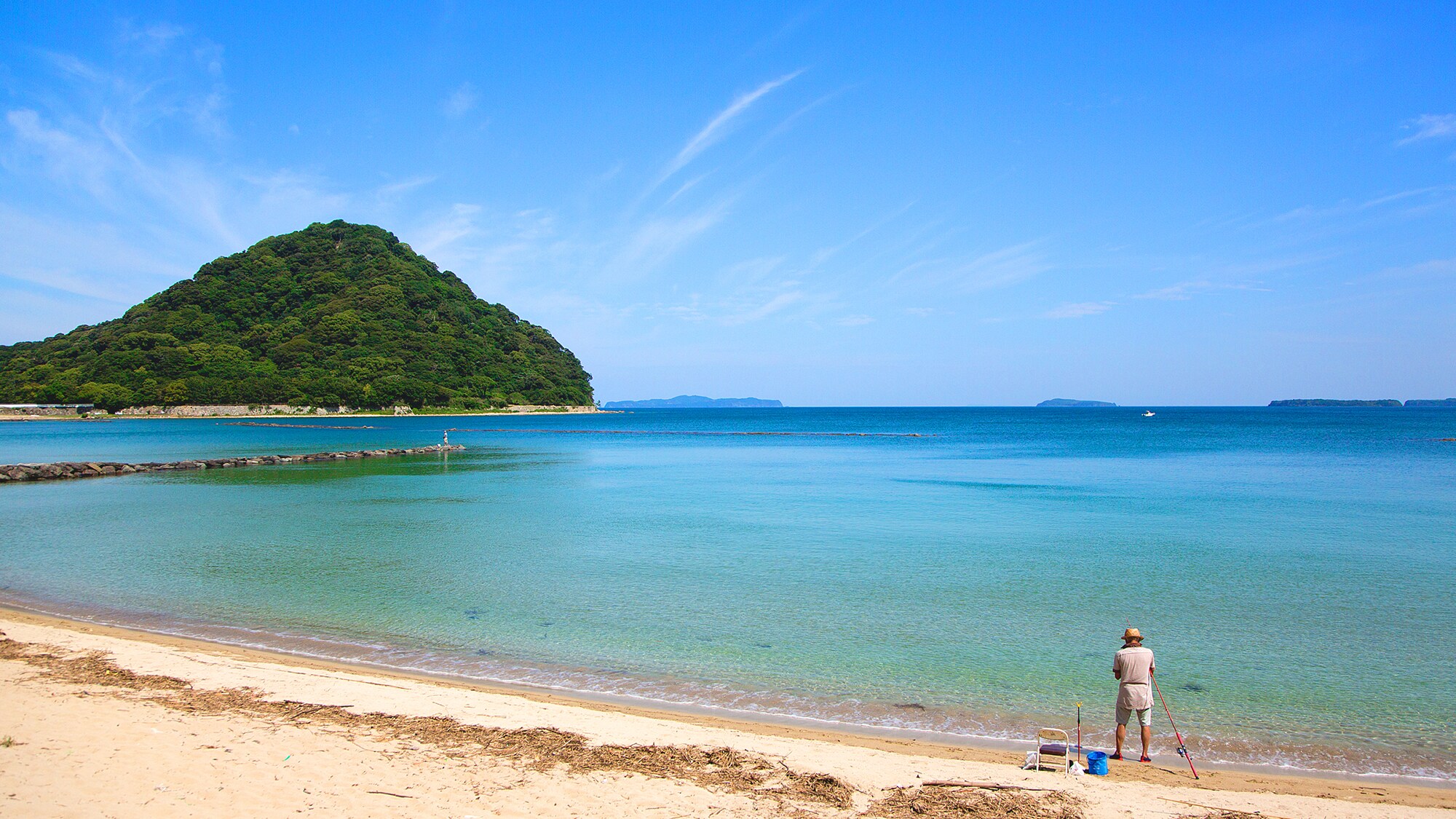 As if it were a private beach, the proximity to the sea as soon as you think of it is attractive