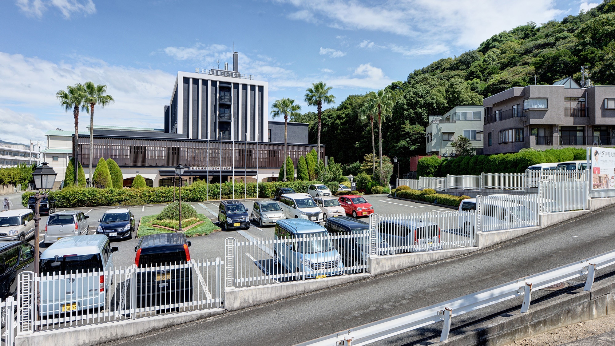 * 室外/地面停车场有 100 个停车位。入住酒店的客人可以免费使用。