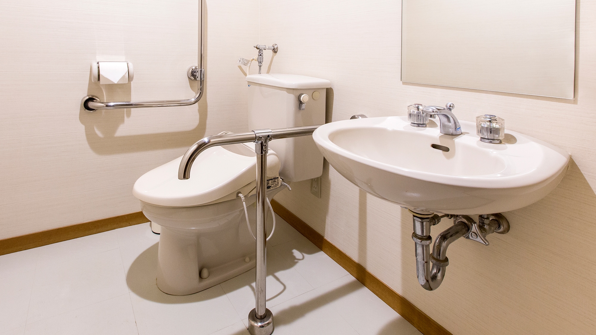 [Universal Room] A restroom with a wide conductor. (There is a step at the entrance)