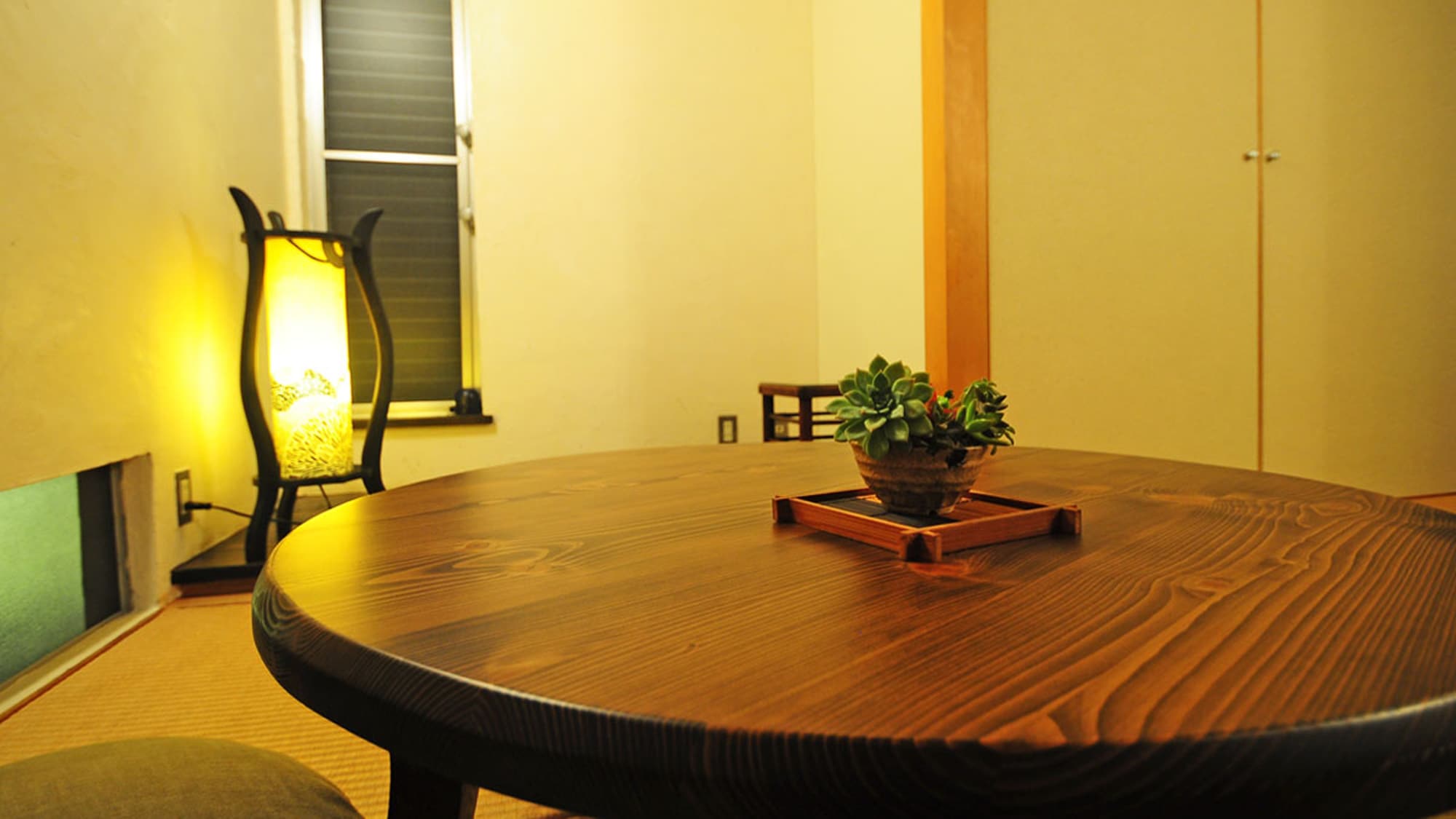 [Ryukyu tatami Japanese-style room (6 tatami mats)] A calm and modern Japanese-style room