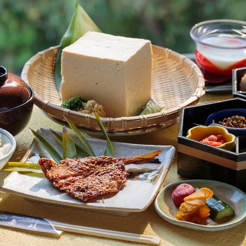 這是一份早餐，您可以從早上開始享用富含礦物質的壹岐豆腐和乾竹莢魚等島上的恩賜。