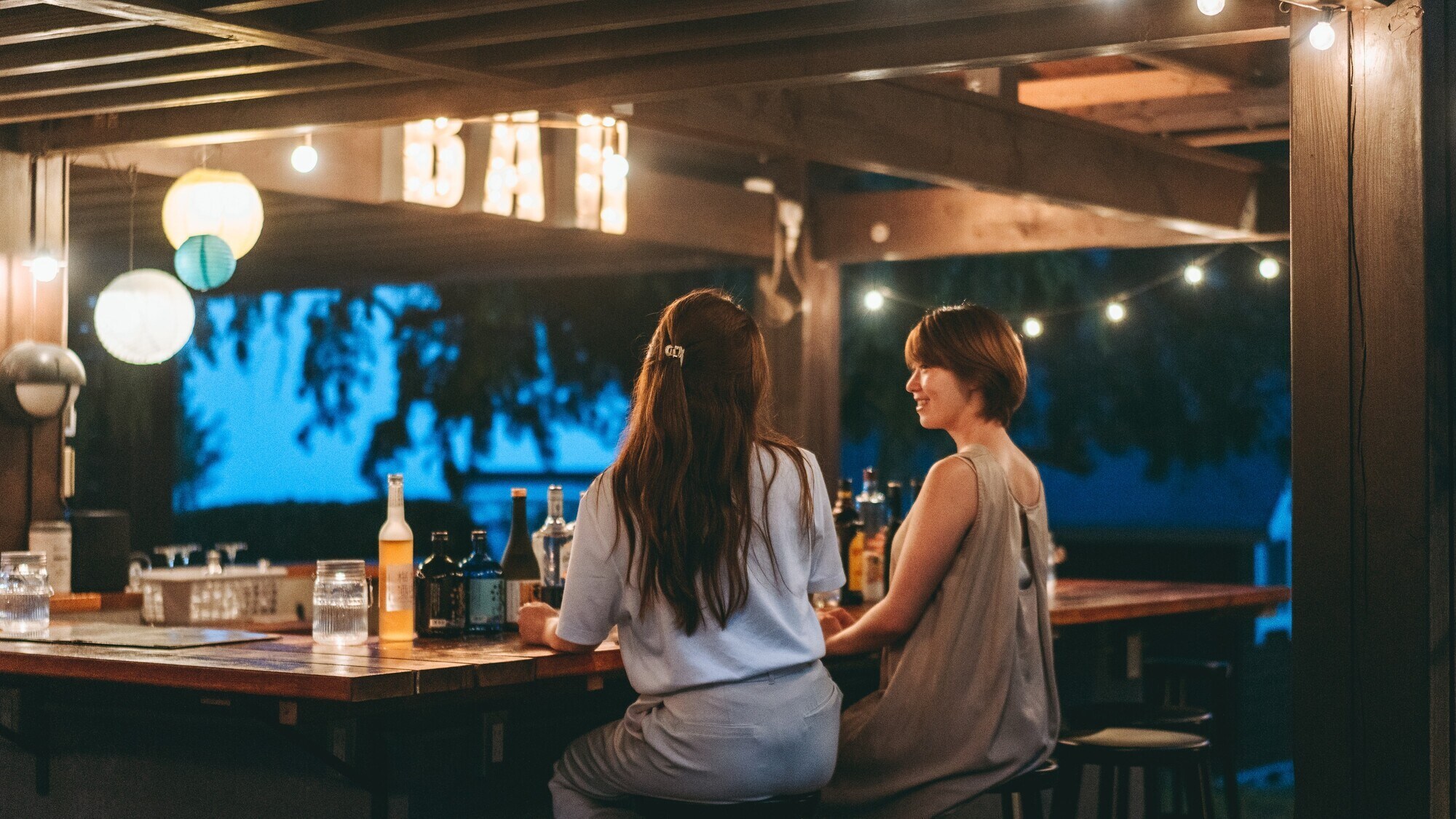 Enjoy ETOWA's original cocktails at the outdoor bar
