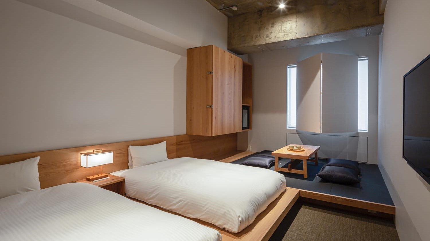 Moderate Large / Japanese-Western style room