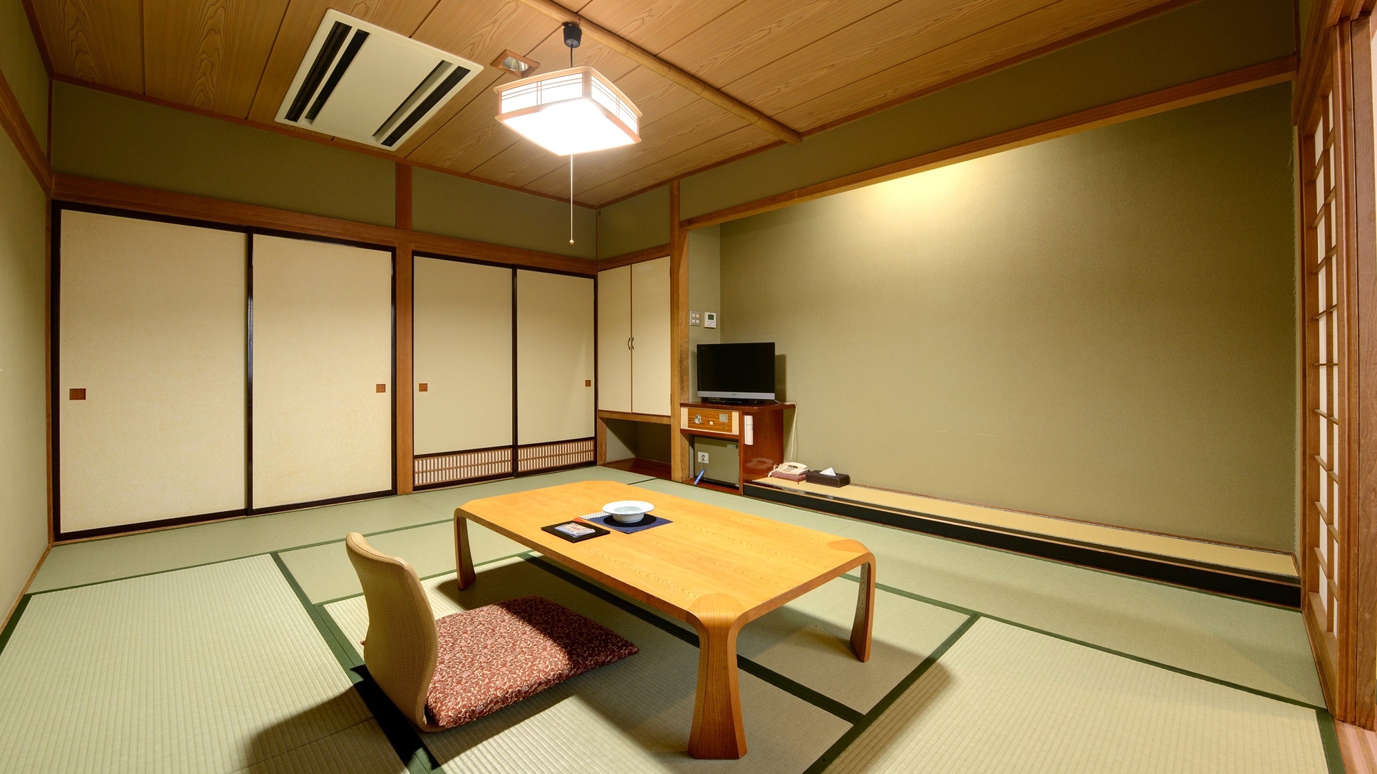 *[Guest room example] Japanese-style room with 10 tatami mats
