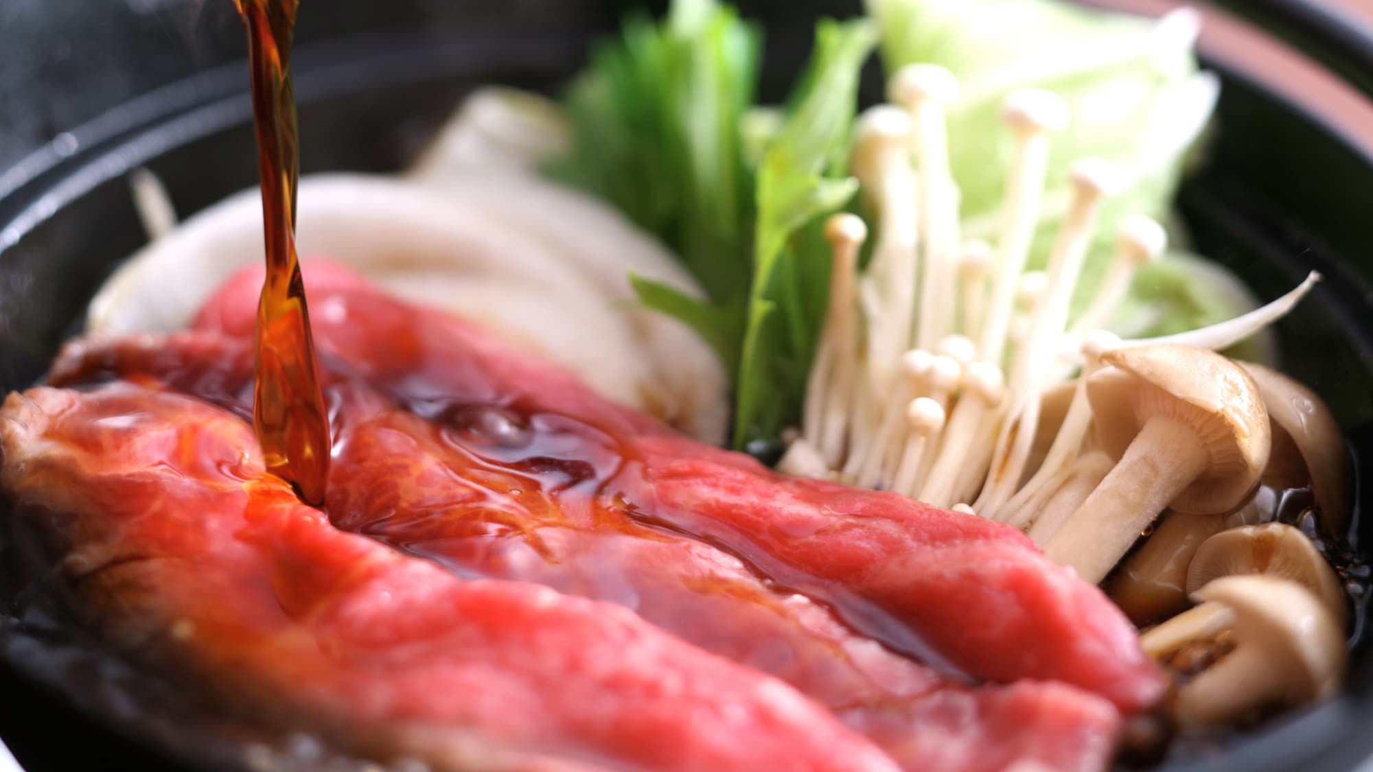 Enjoy the relaxing Japanese flavor of marbled Jinseki beef sukiyaki