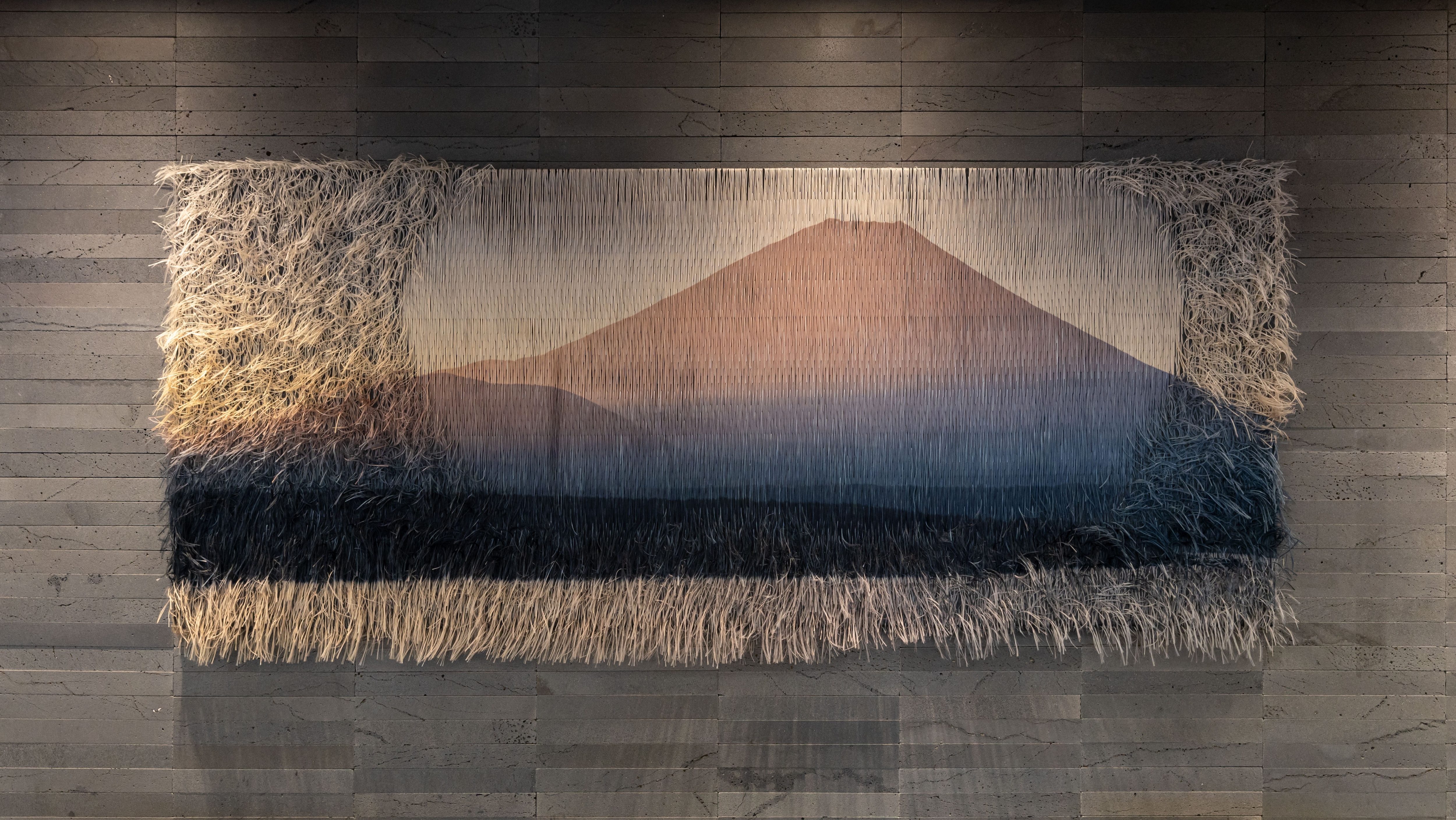 正面背面的藝術面板上寫著「Gun'nai Textiles」。