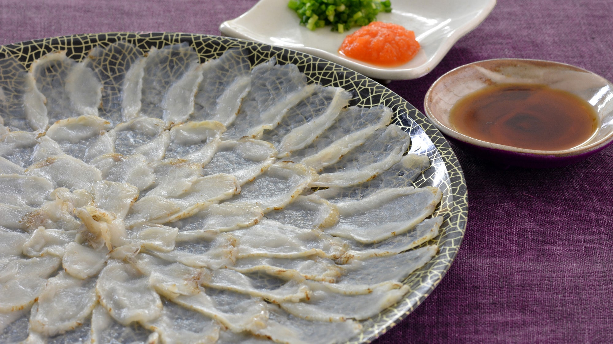 Sashimi dibuat dengan ikan buntal macan segar♪ *Gambar hanya untuk tujuan ilustrasi.