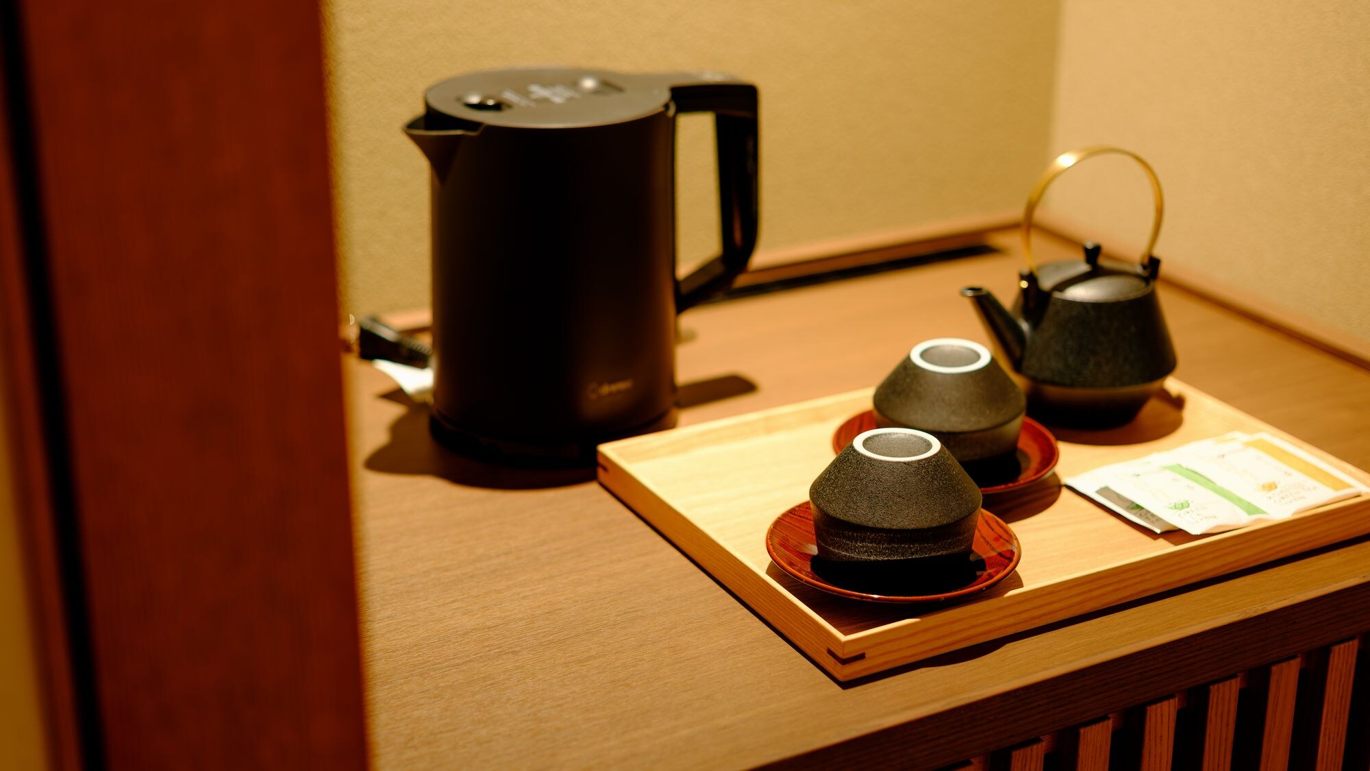 Kamar bergaya Jepang dengan dua tempat tidur single (contoh kamar tamu)