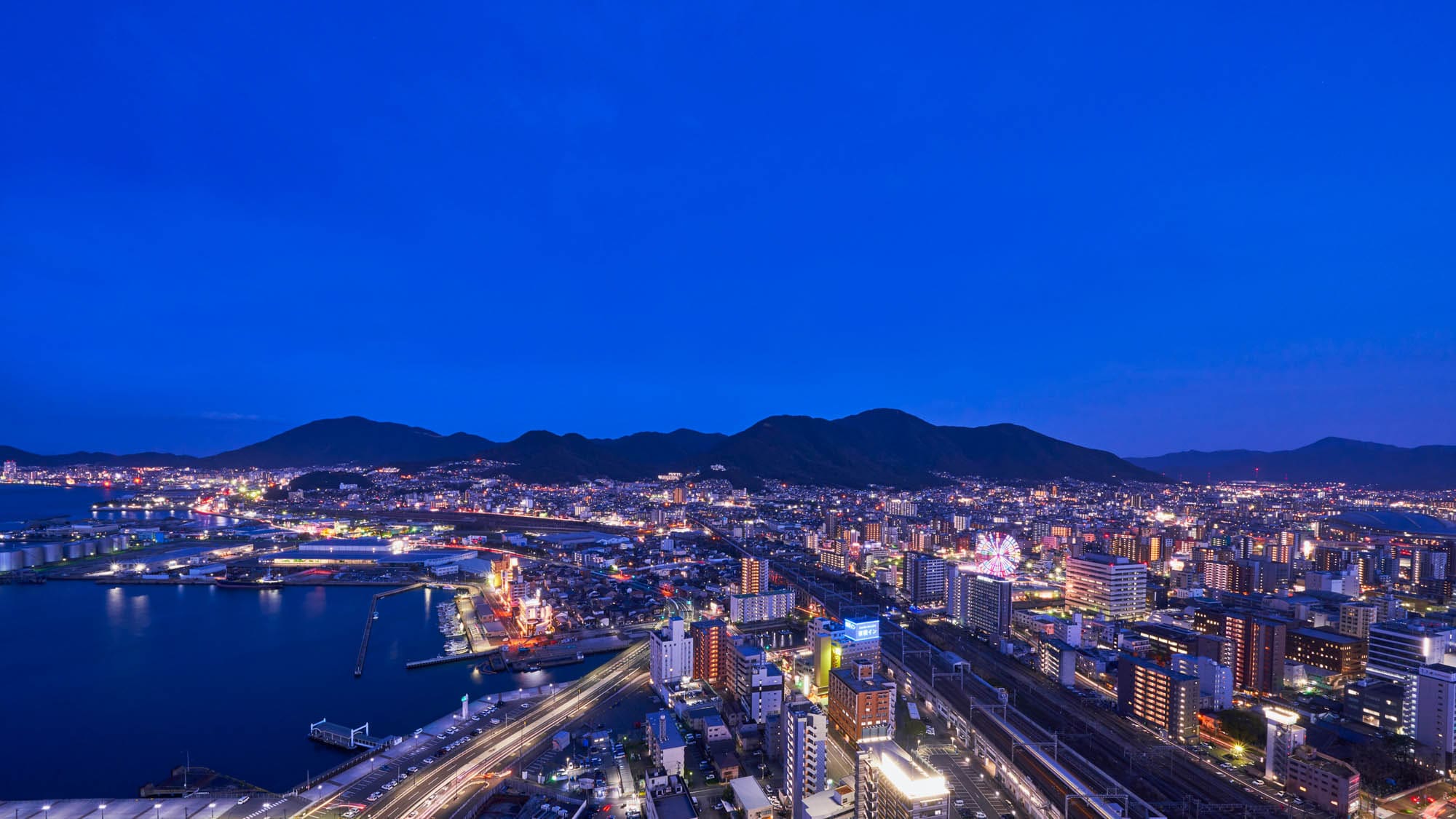 You can enjoy the night view of Kitakyushu from your room (image of Shimonoseki area)