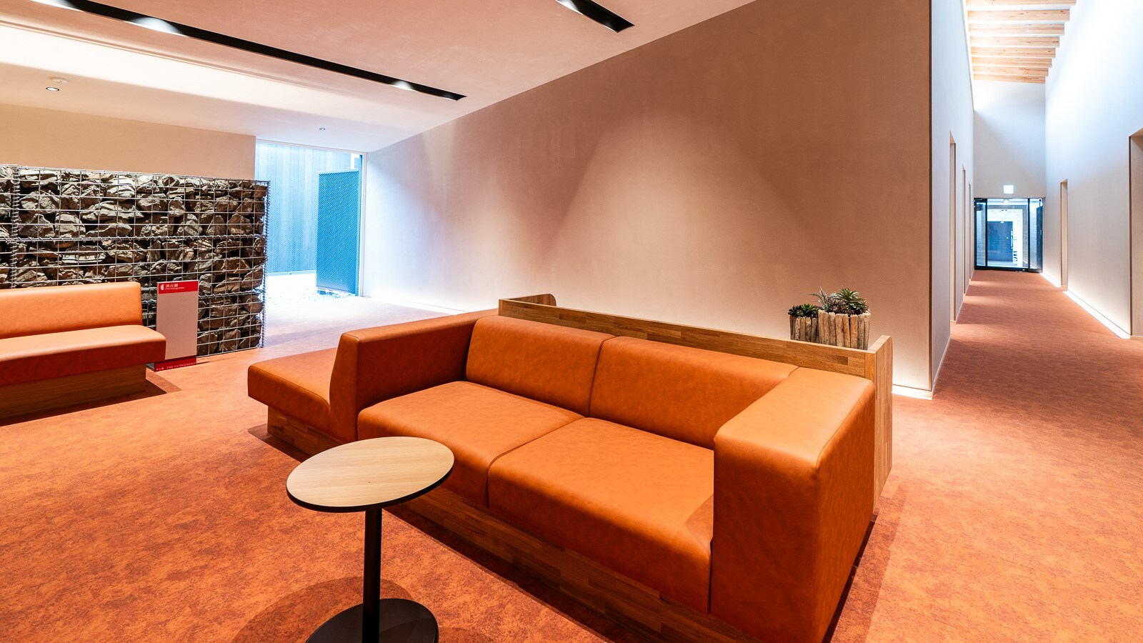 [Guests Only Lounge]