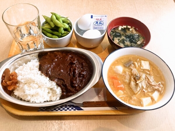 新　500円　夕食サービス　自家製豚汁＆ゴーゴーカレー監修金沢カレー　ゆで卵　枝豆