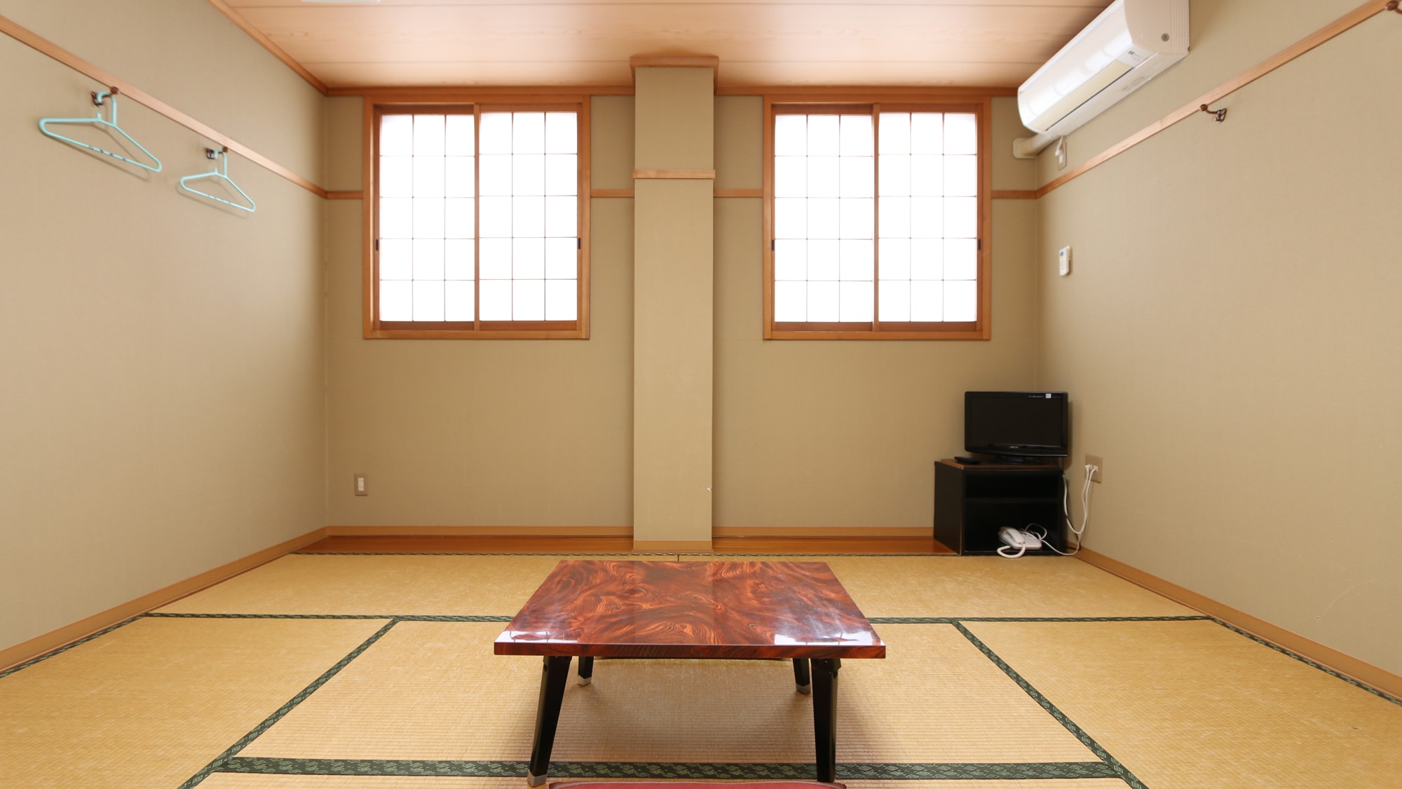 This is an 8 tatami Japanese-style room recommended for 3 to 4 people.