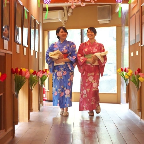 至大浴場：在浴場入口處，我們準備了可免費使用的浴巾以及洗髮精和護髮素套裝。