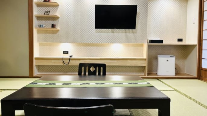 [Kamar bergaya Jepang] Terbuat seluruhnya dari pohon cemara dan zelkova yang berusia ratusan tahun, menciptakan aroma alami dan suasana Jepang yang menenangkan.