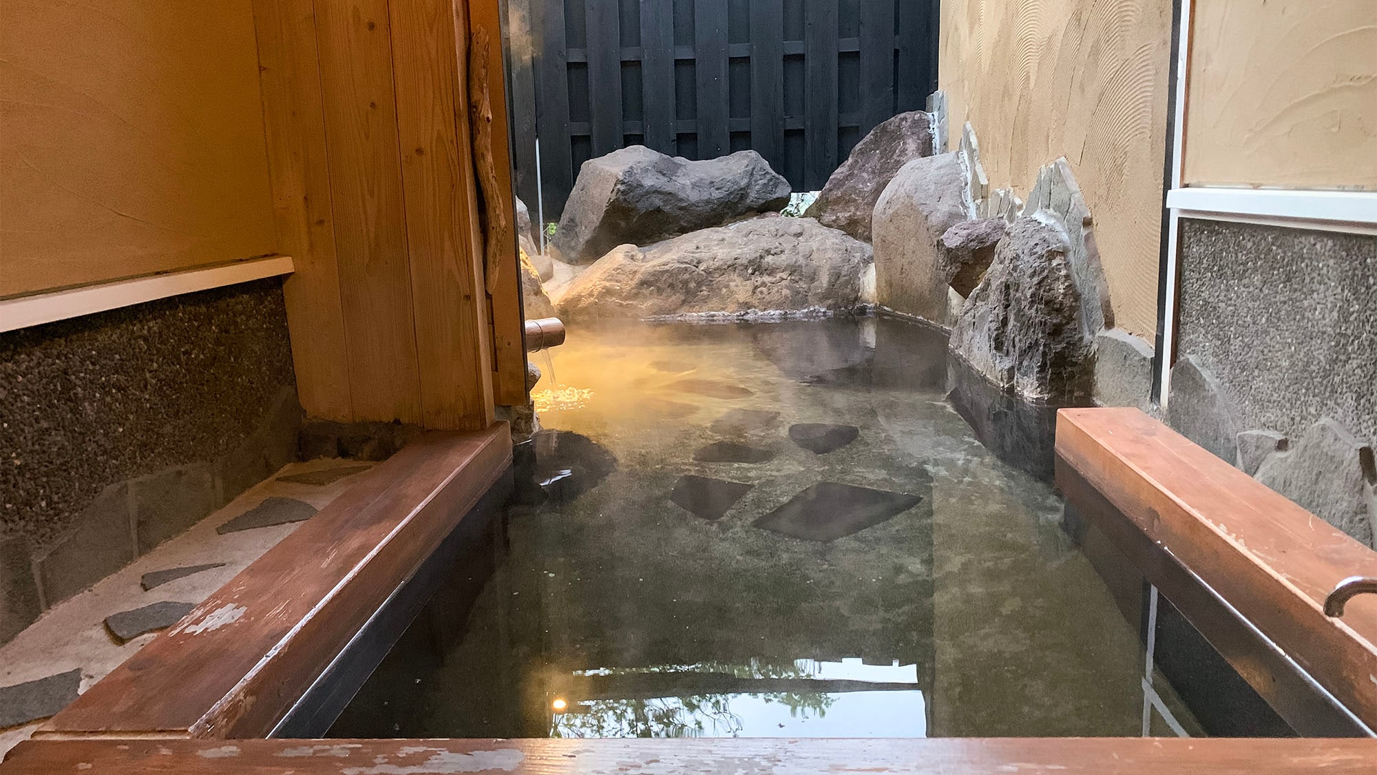 ・ Please enjoy the open-air bath that flows directly from the source.