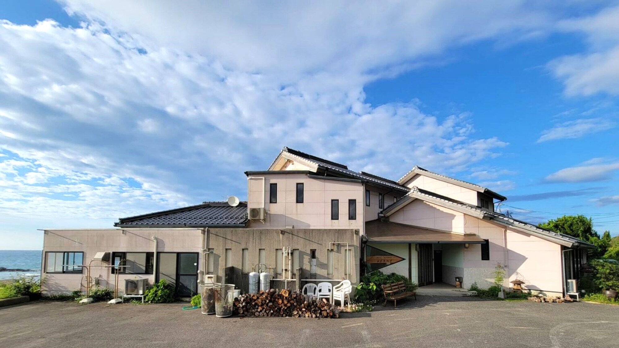 [Exterior] Welcome to Del Mare Chiami, a rental villa with a sea view