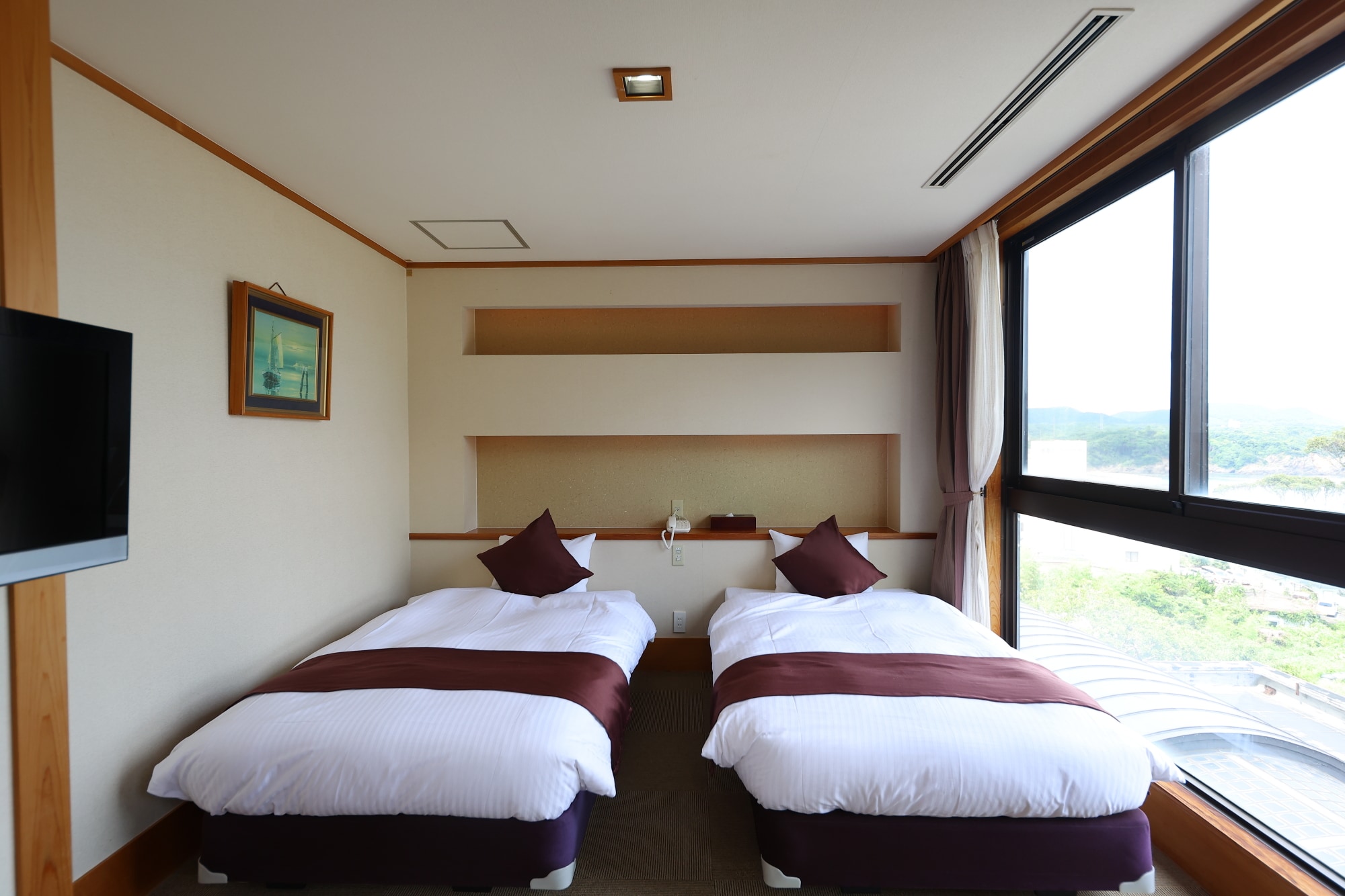 Barrier-free Japanese-Western style room with open-air hot spring bath (example of Western style room)
