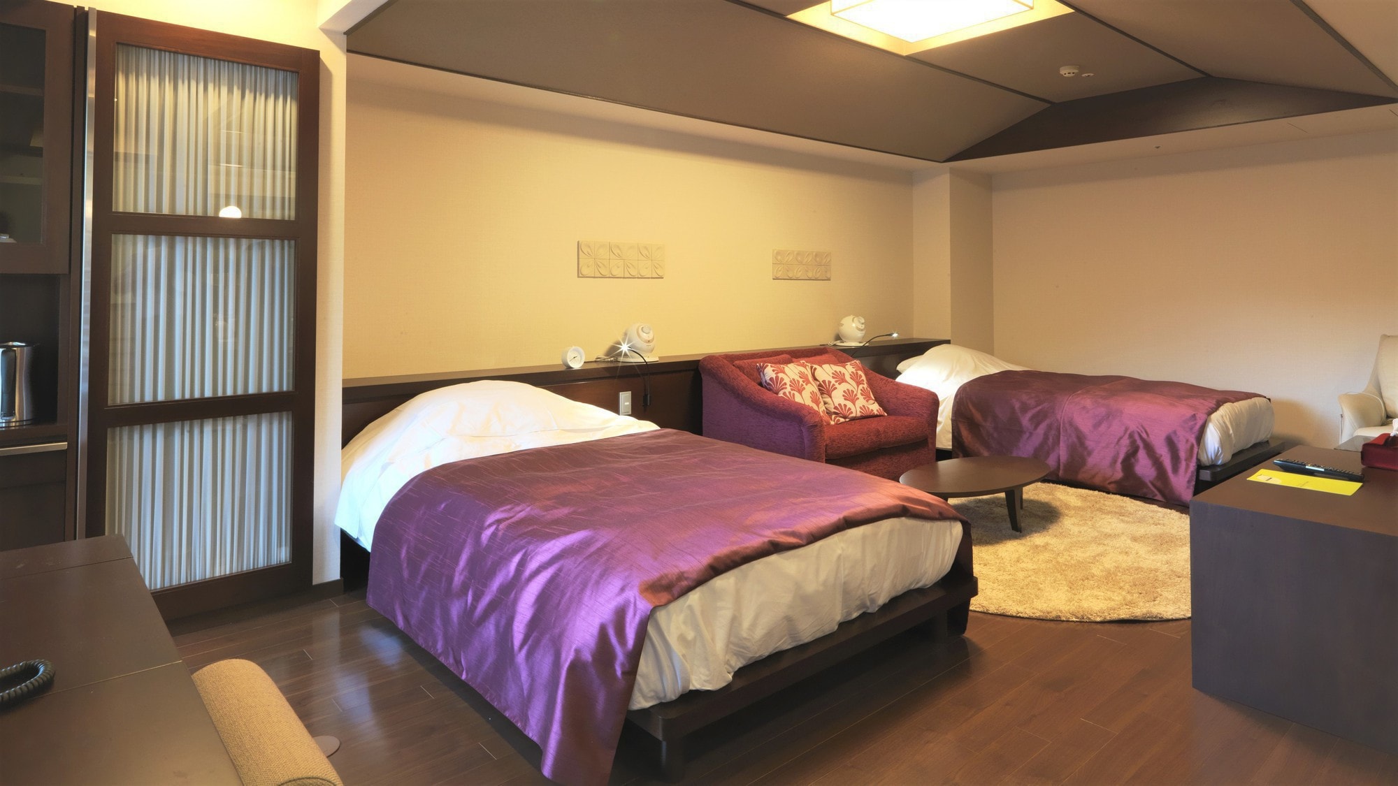 [Deluxe Twin] You can relax and relax in a spacious and stylish room (example of guest room).