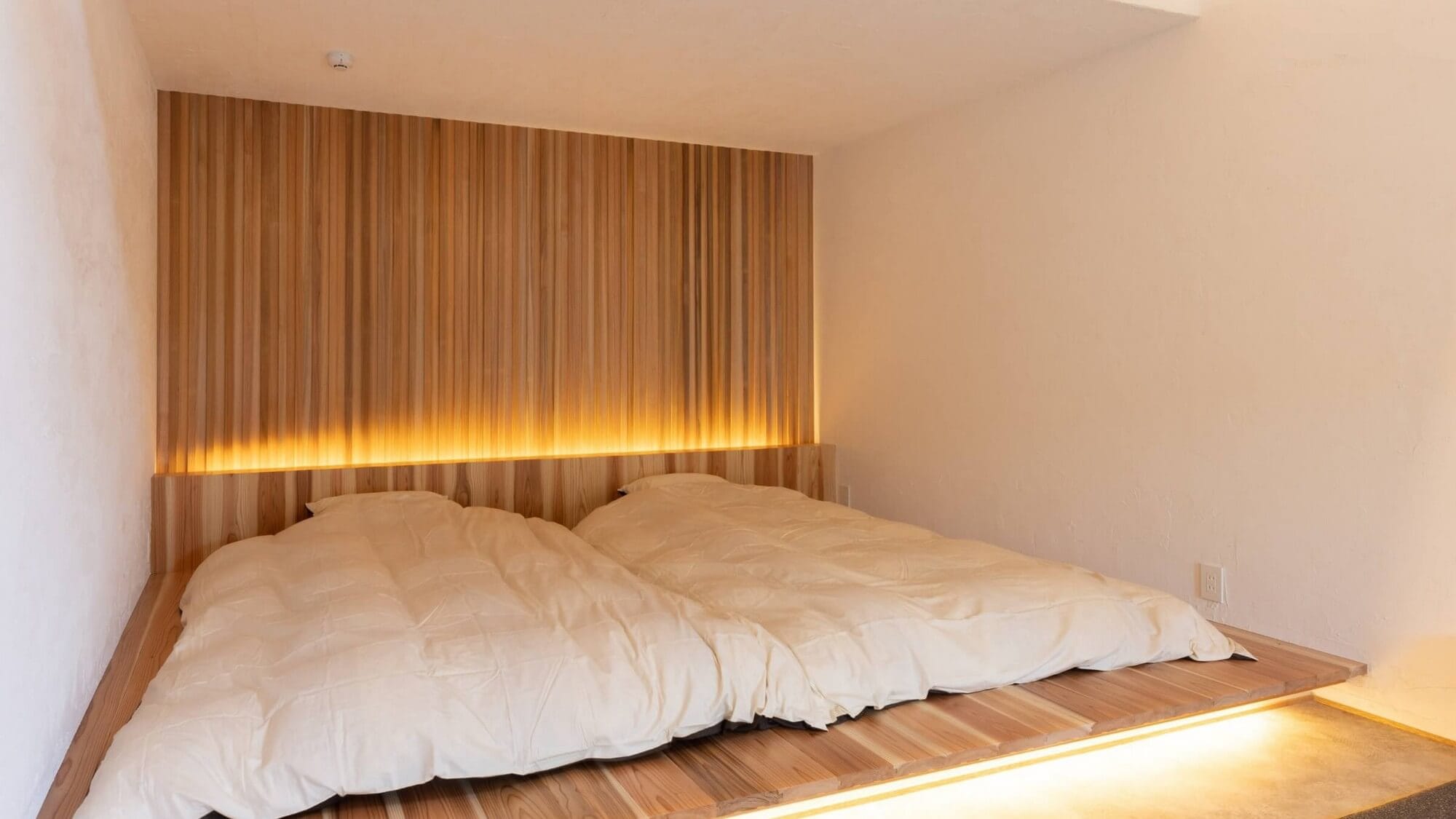 Nikmati tidur malam yang nyenyak di tempat tidur kembar Hollywood kami yang luas.