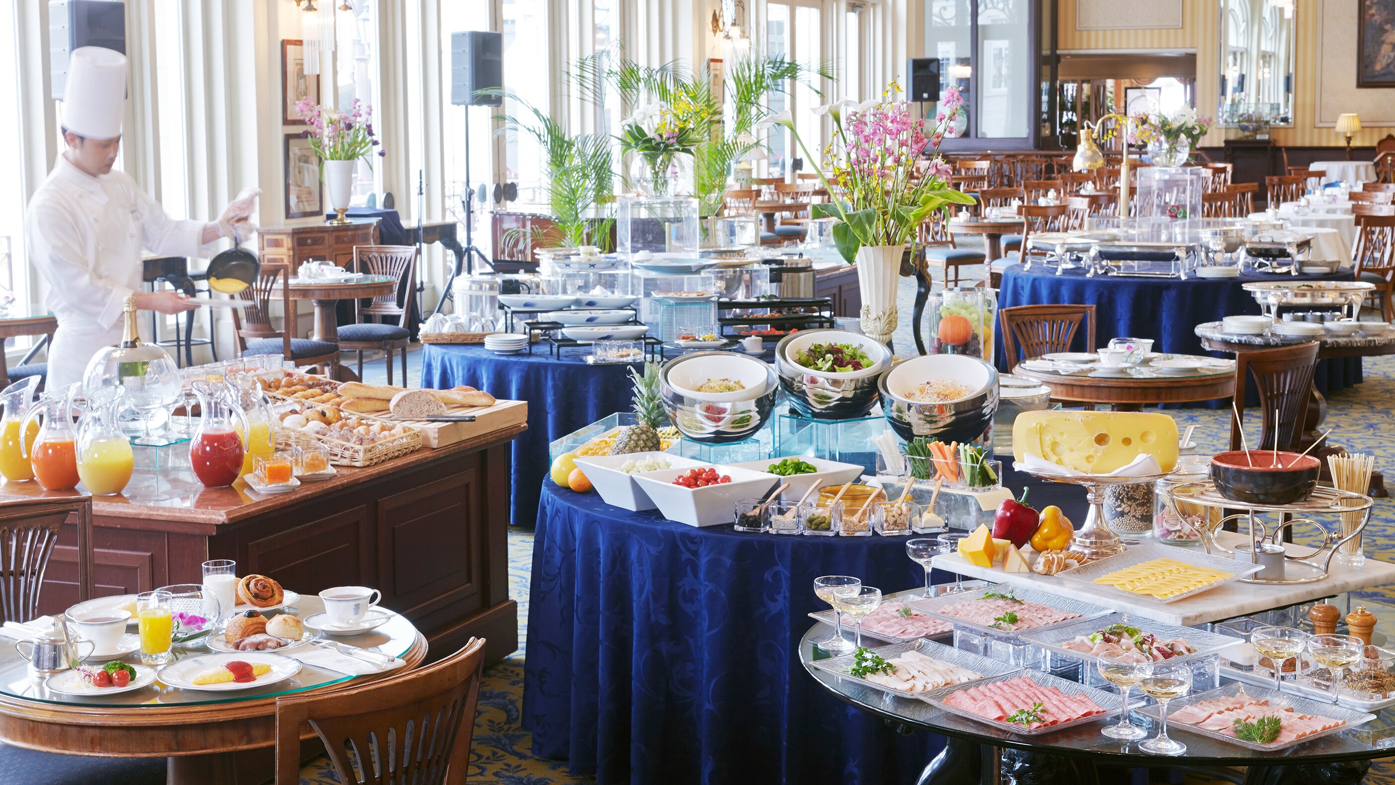 [Breakfast] Enjoy an elegant breakfast in the open lounge overlooking the inland sea.