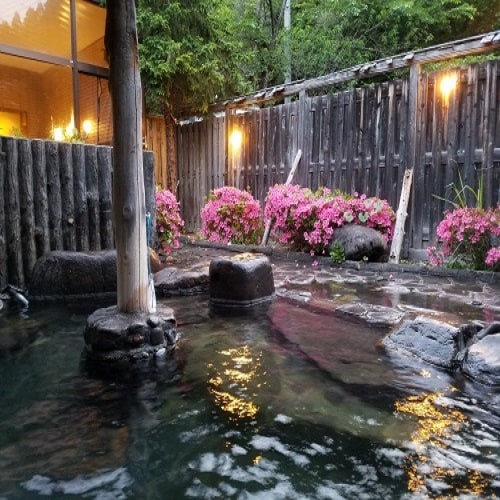 * It is the scenery of the garden open-air bath around the middle of June ♫