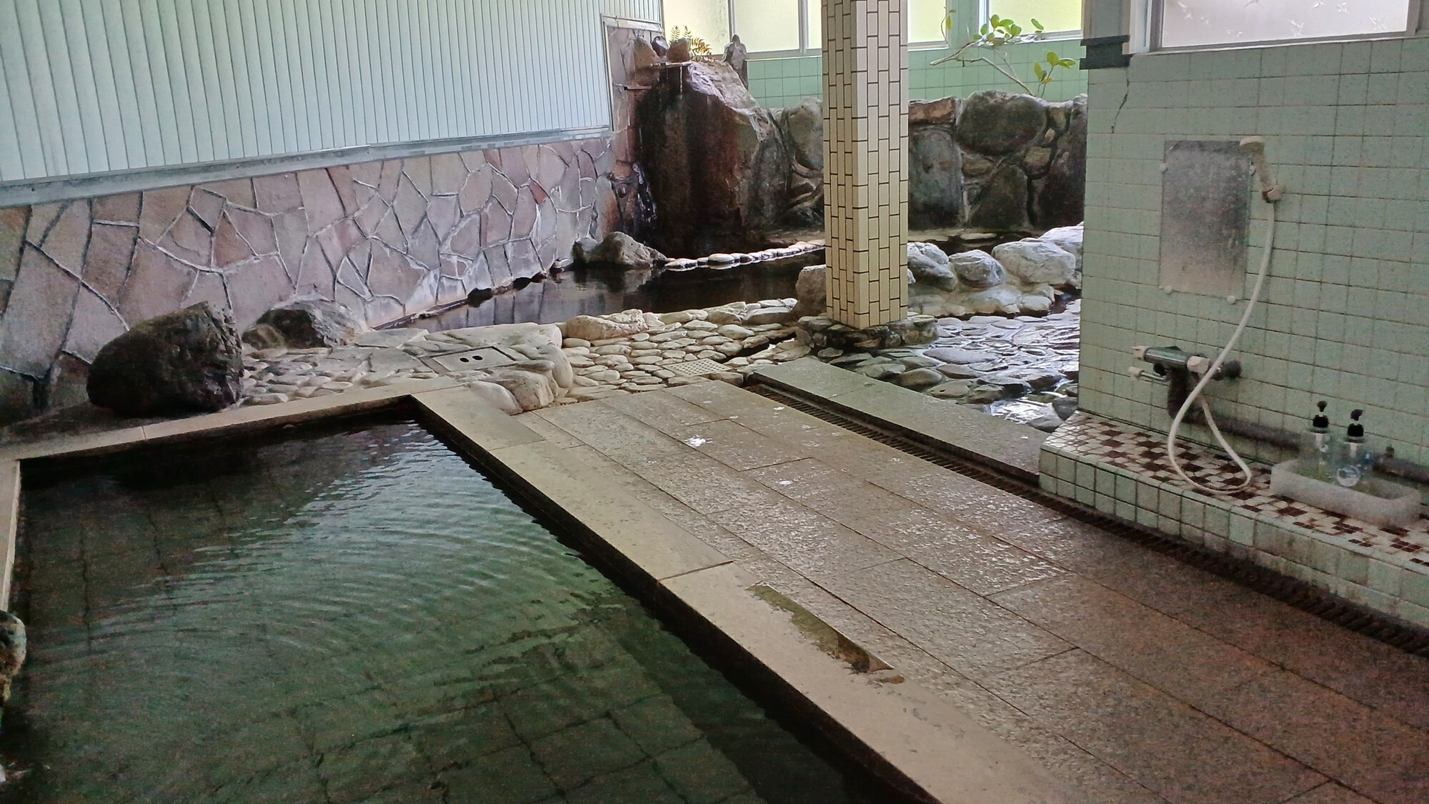 [Large public bath (men's bath)] Artificial marble bath. Enjoy 100% natural hot spring water!