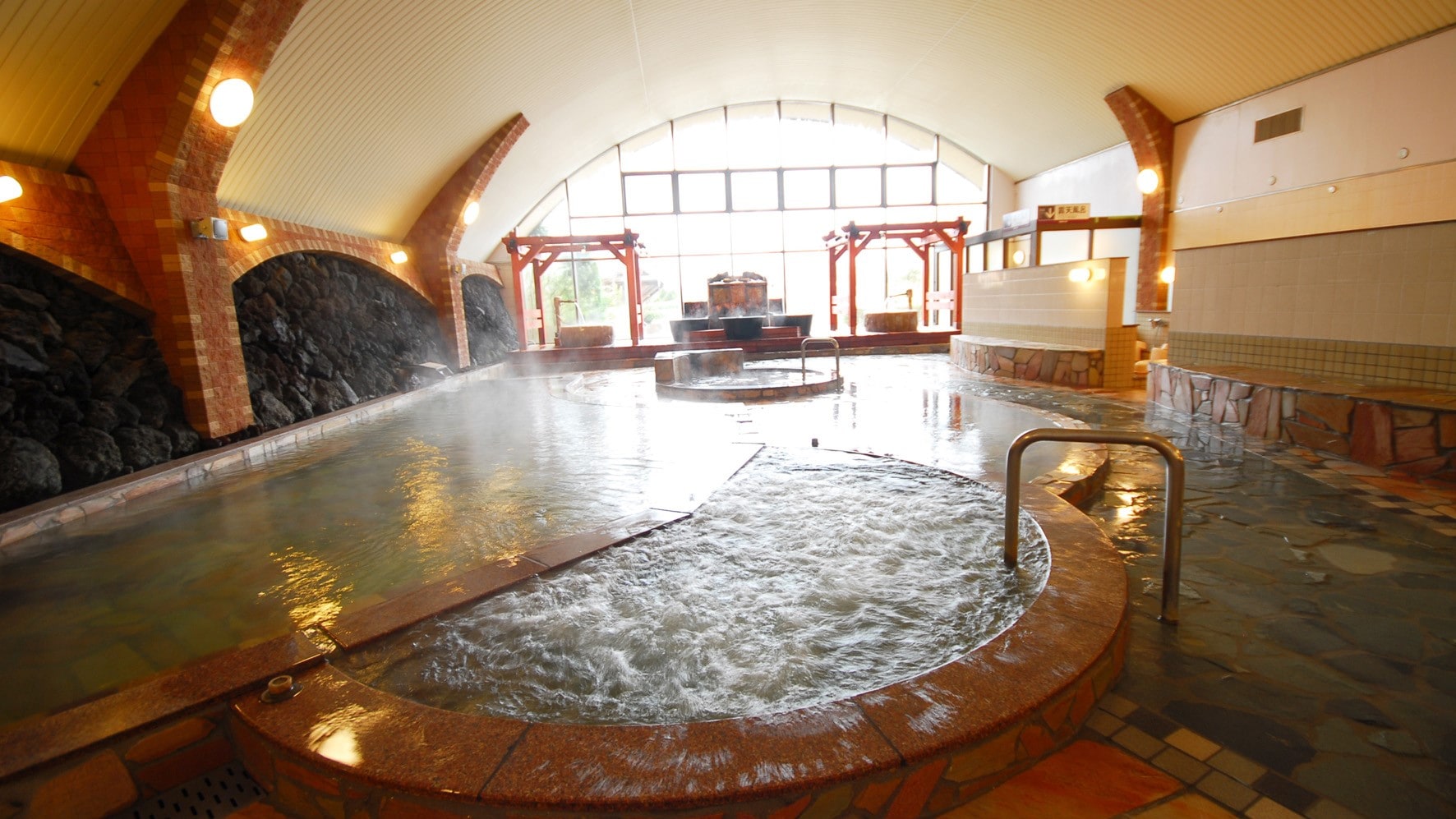 ★ Hot spring (large communal bath)