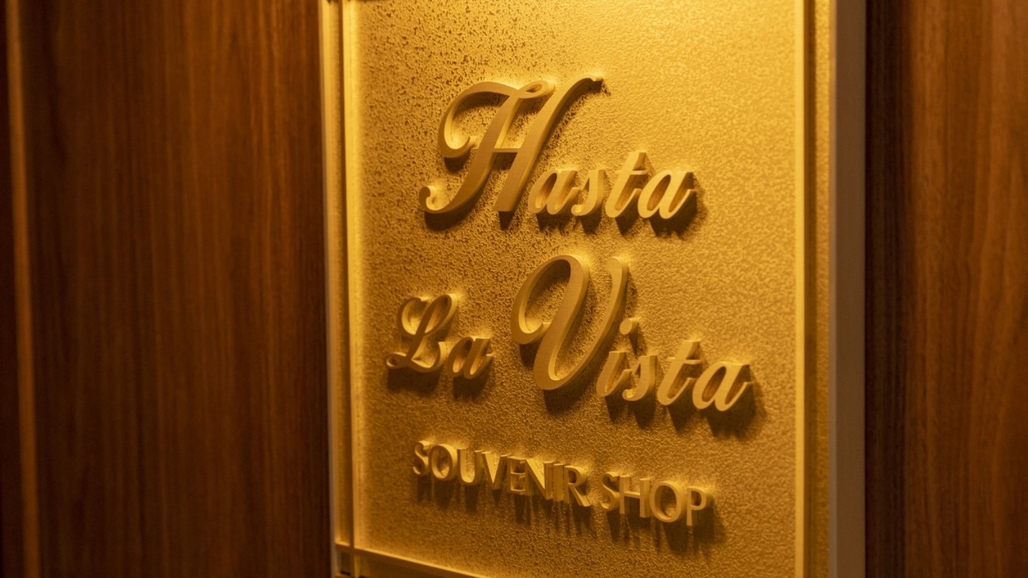 [Shop Hasta la Vista] Please feel free to visit us (open 24 hours).
