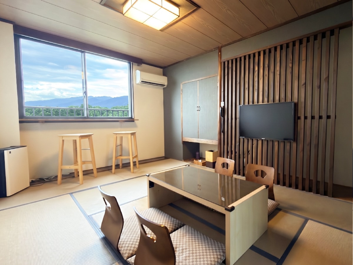 Simple modern Japanese-style room (10 tatami mats) (smoking allowed) ● Occupancy: 2-4 people ● 5th floor