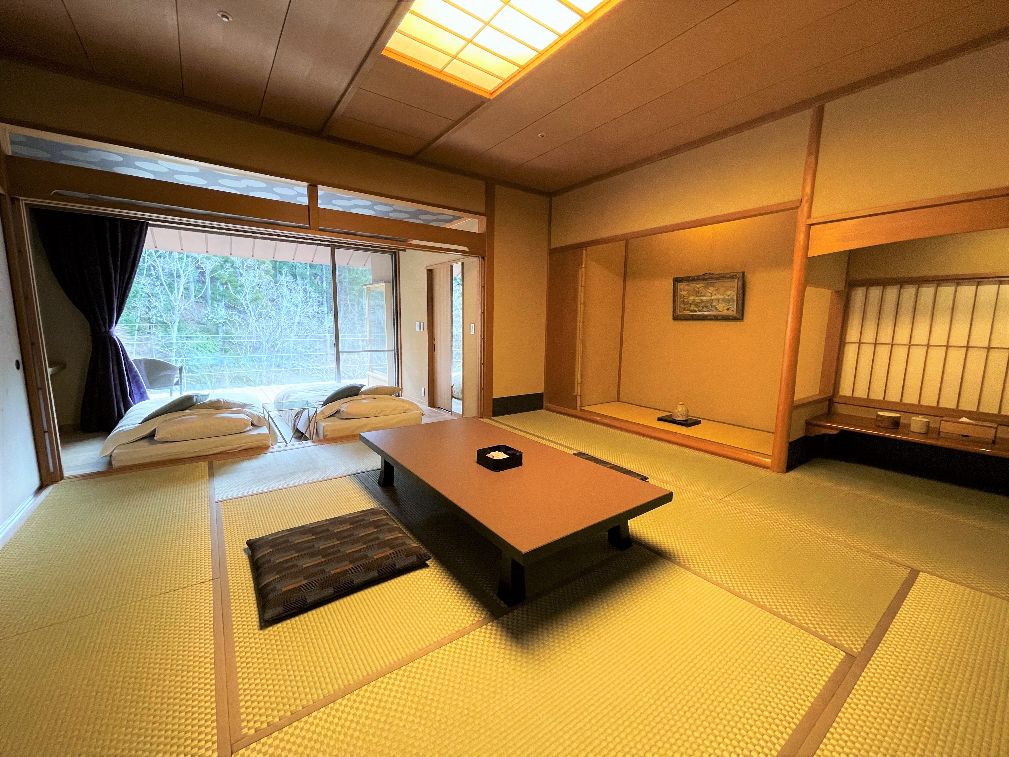 Semi-open-air hot spring & terrace + guest room with bed (image)