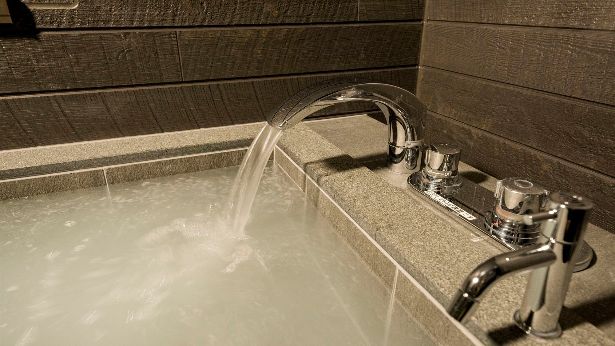An example of a bath / Milky white artificial hot spring