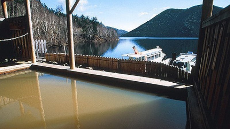 [Open-air bath] The breeze blowing across the lake feels good on the skin in this open-air bath made from 100% natural hot spring water.
