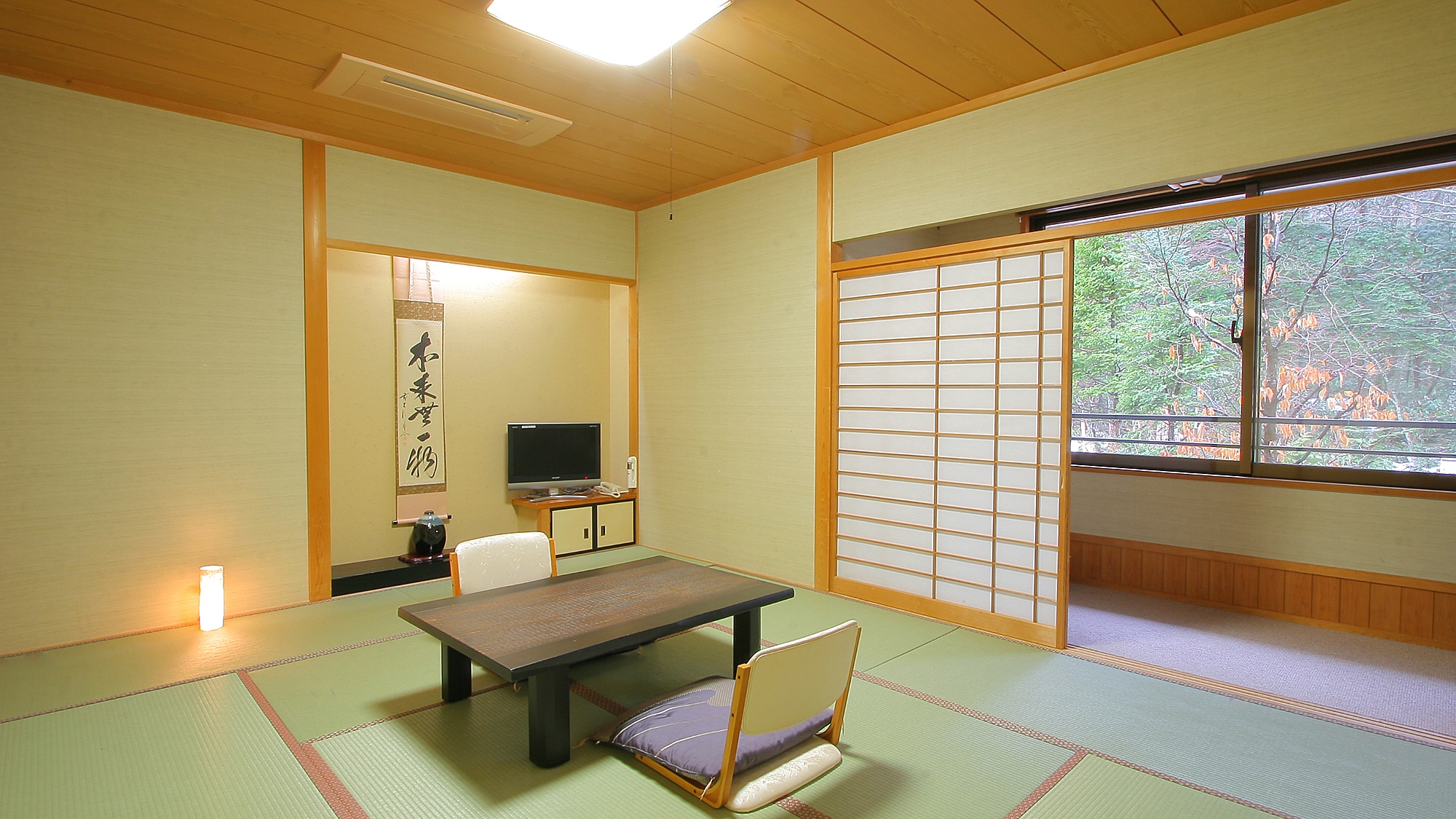 Spacious Japanese-style room 10 tatami mats