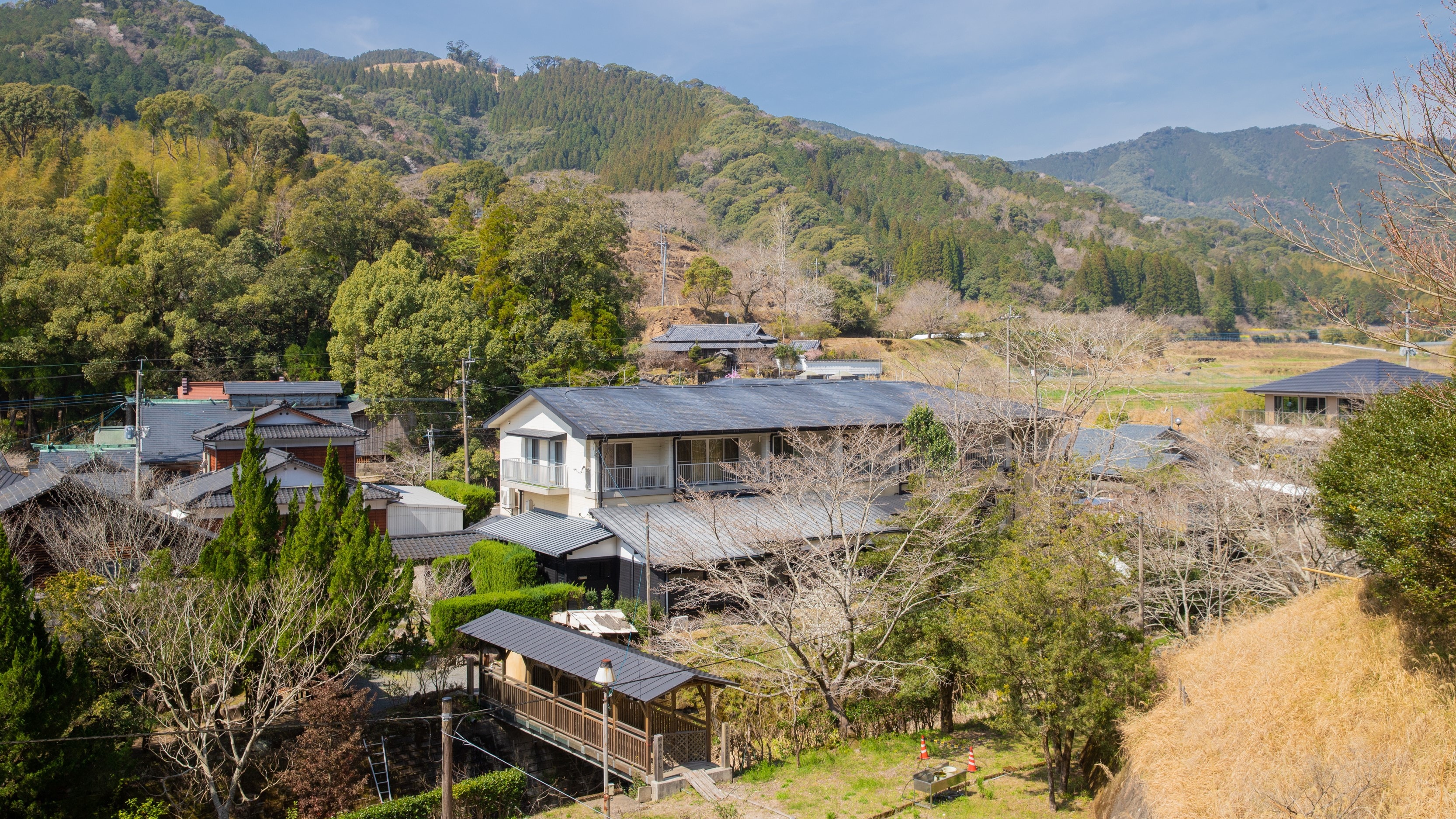 Panoramic view: Surrounded by greenery and rich in nature