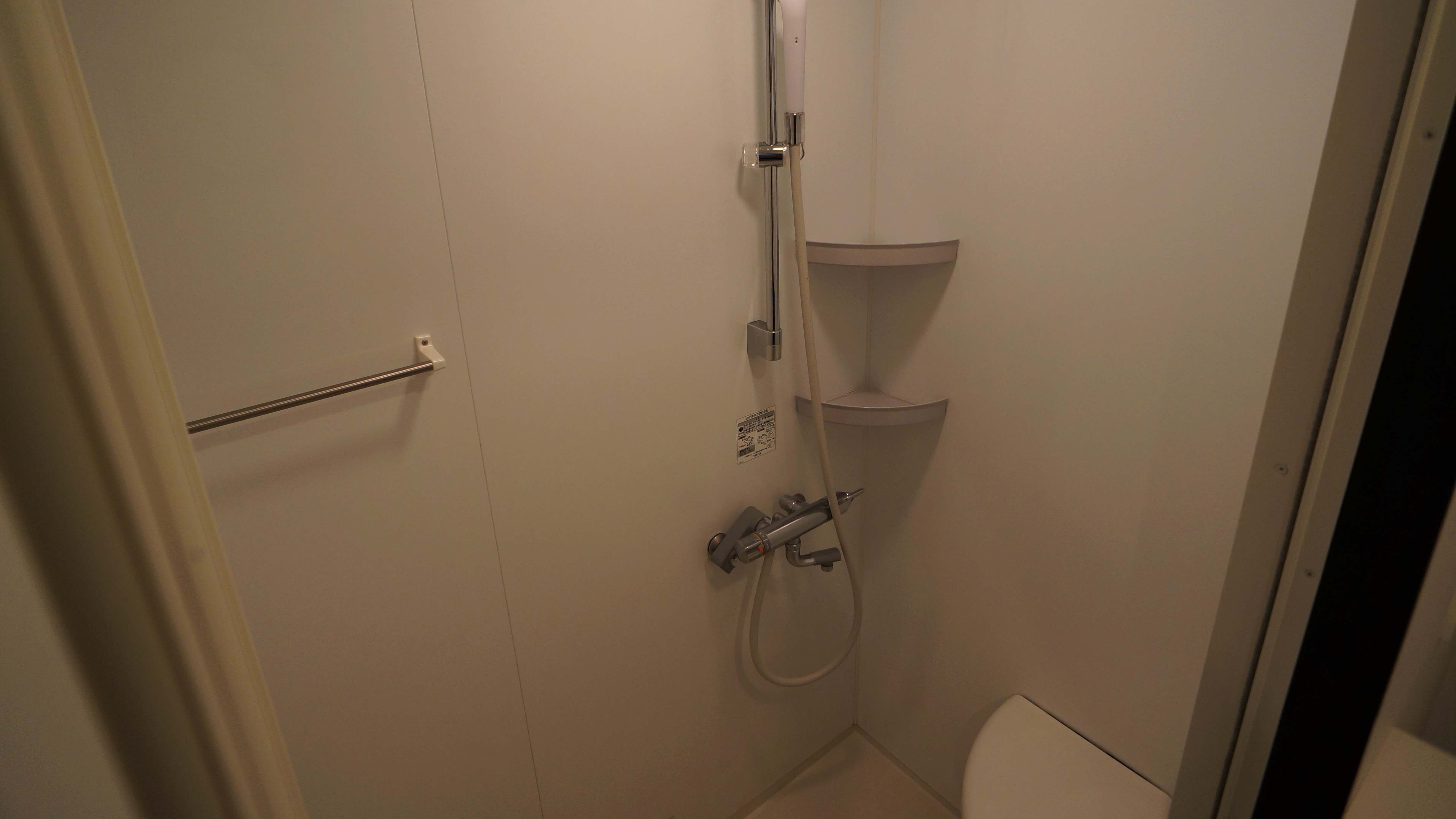 Single B (shower booth & independent wash basin)