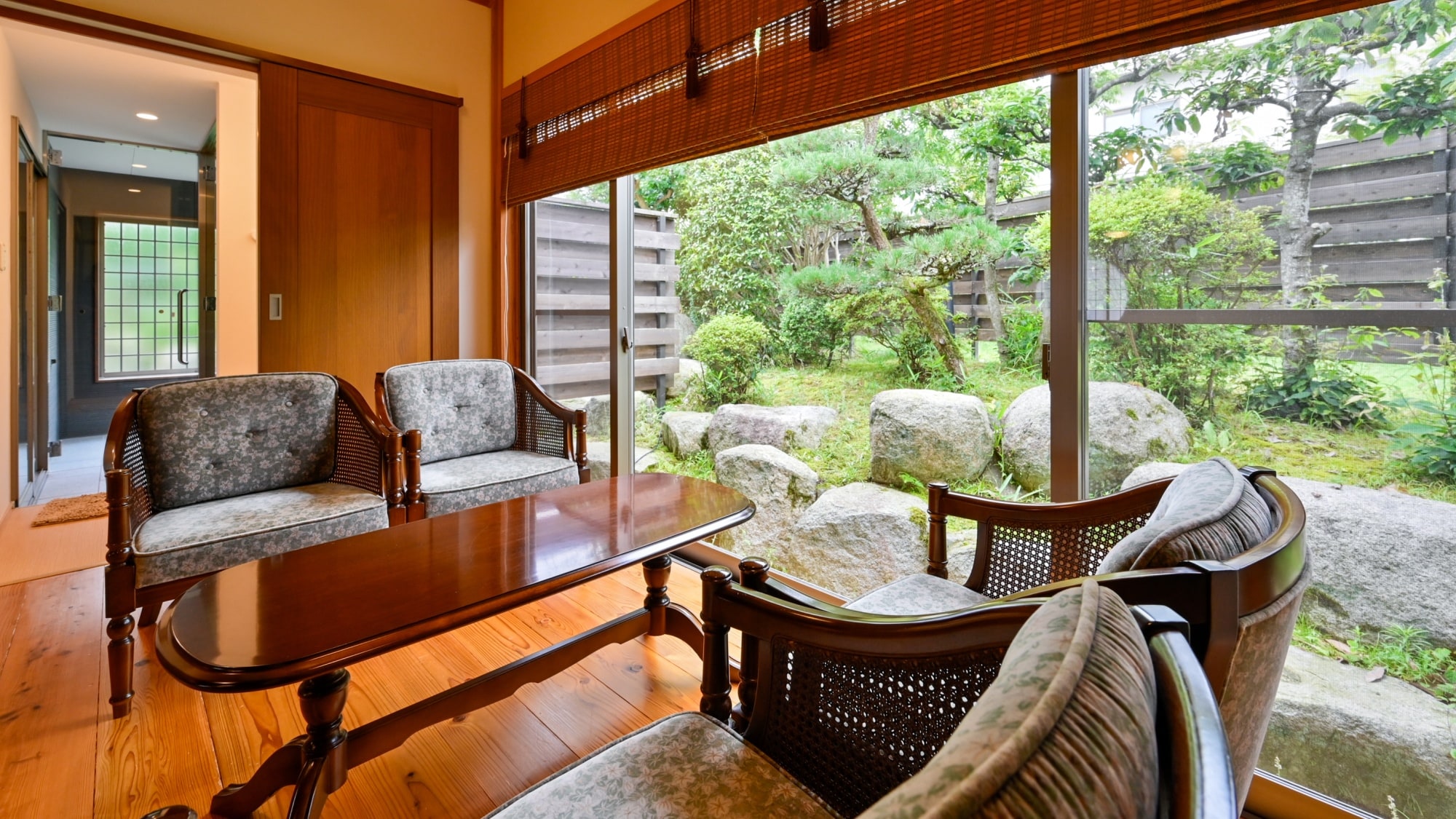 [Warakutei] Sachi (special room, Japanese-Western style room) - You can sit on a chair and enjoy the garden at your leisure