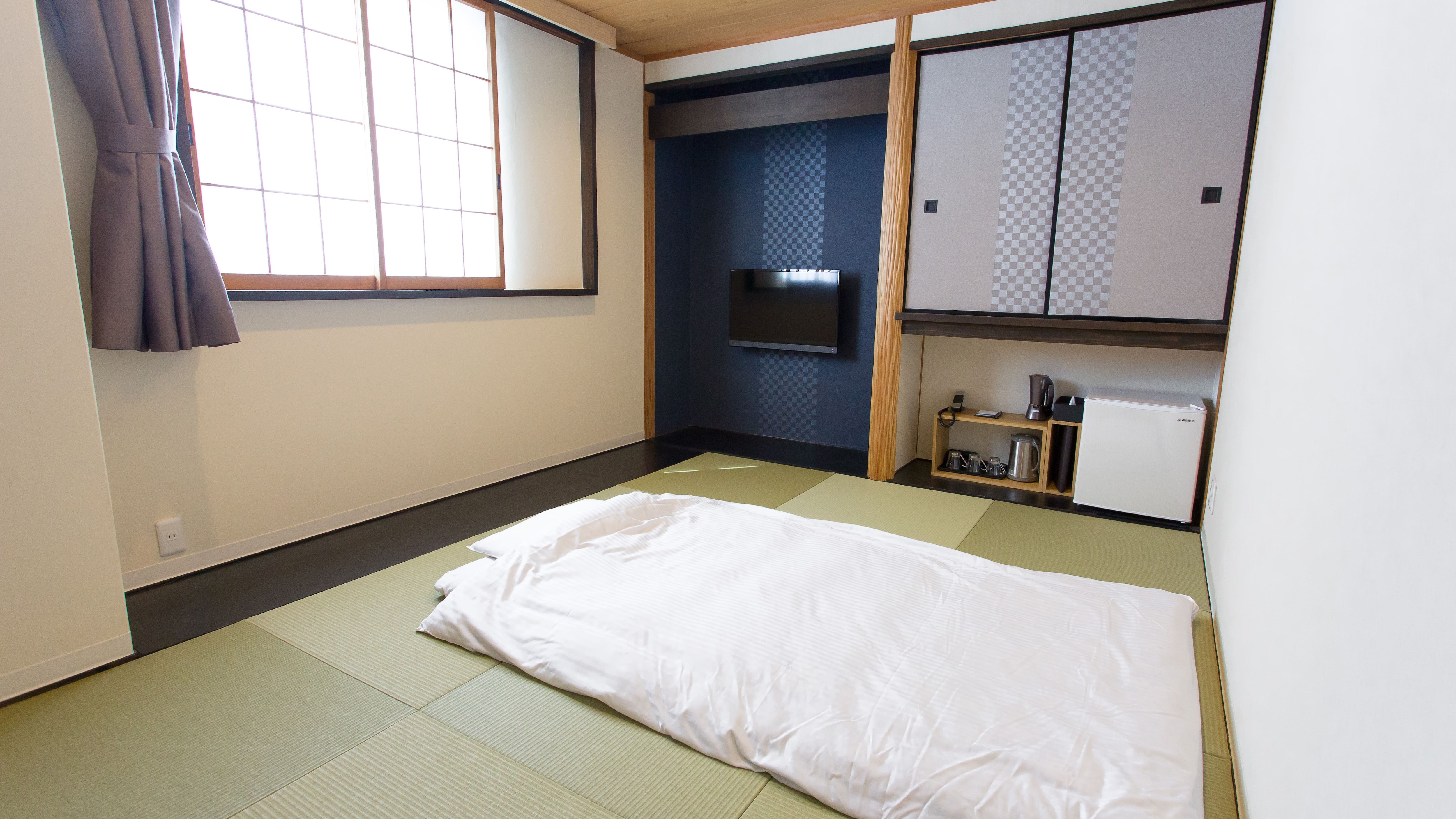 Japanese-style room [Up to 3 futons possible] 6 tatami mats