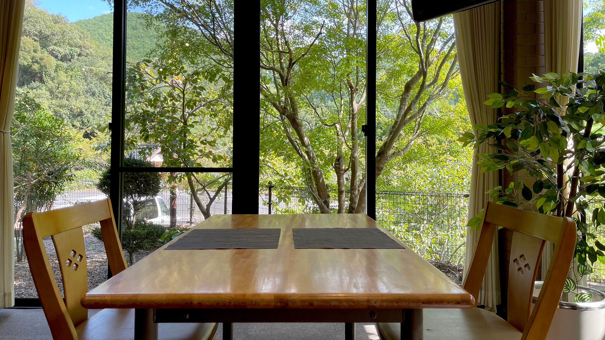 [住宿/餐廳] 我們飯店的餐廳位於一樓的後方。透過大窗戶照進來的早晨風景也讓人心靈舒暢。